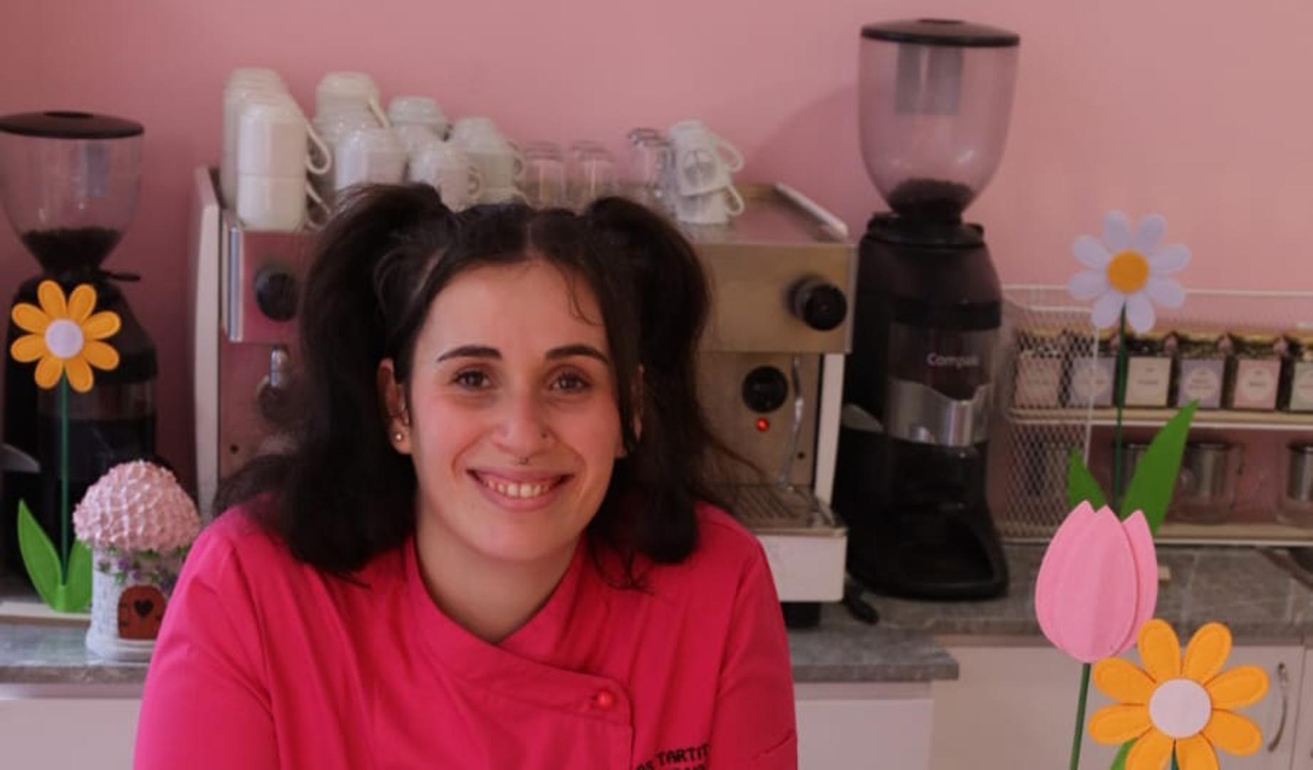 Iradier González posa en su nueva pastelería