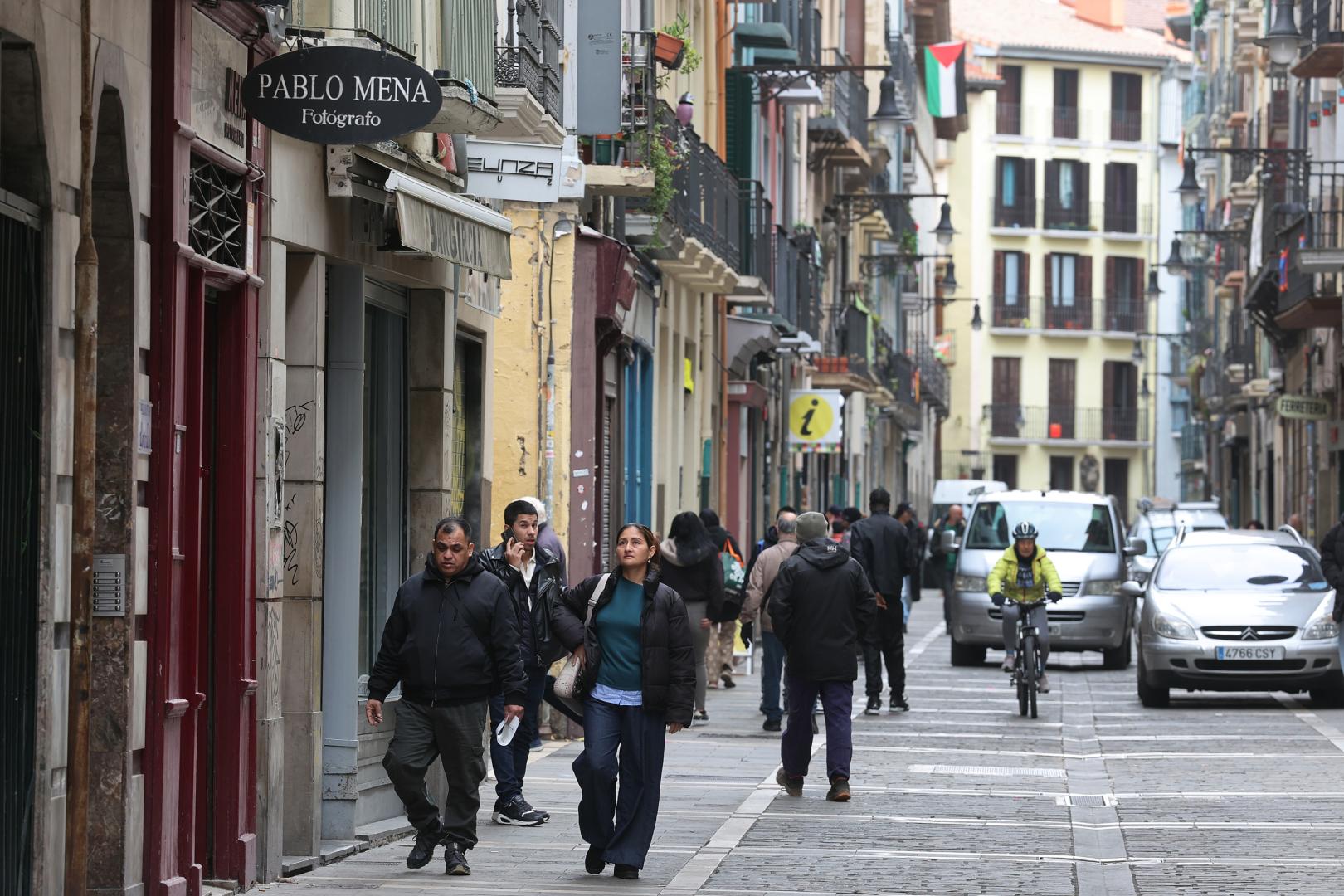 A: EDUADRDO BUXENS F: 03 MARZO 2026 L: PAMPLONA ,LA BAJERA - CALLE MAYOR T: REPORTAJE DESAFÍOS DE NAVARRA - EL COMERCIO EN NAVARRA -