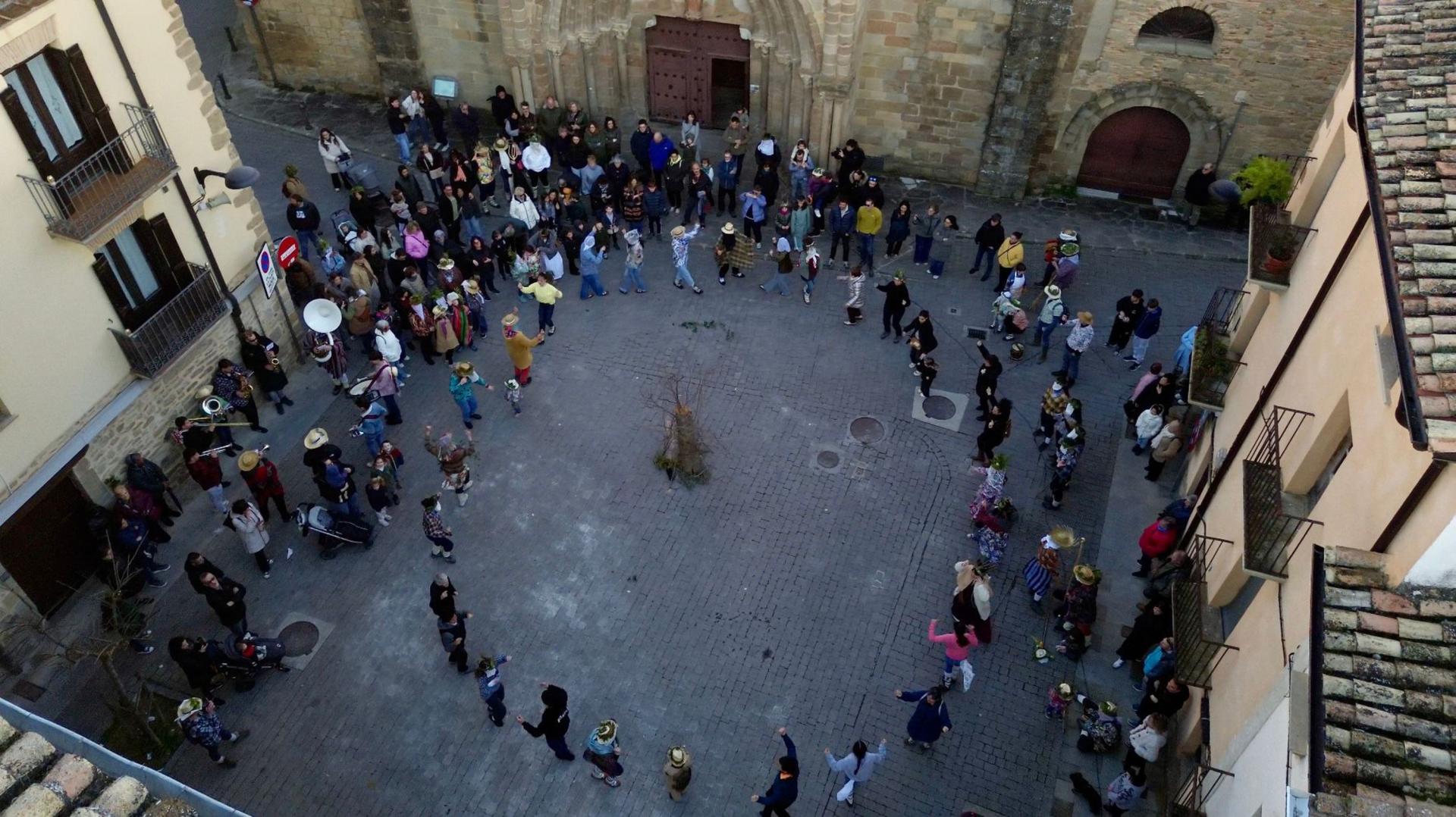 Danzas carnavalescas con el programa ‘ArgiUrdin’ en la plaza frente a la iglesia de Santiago de Sangüesa