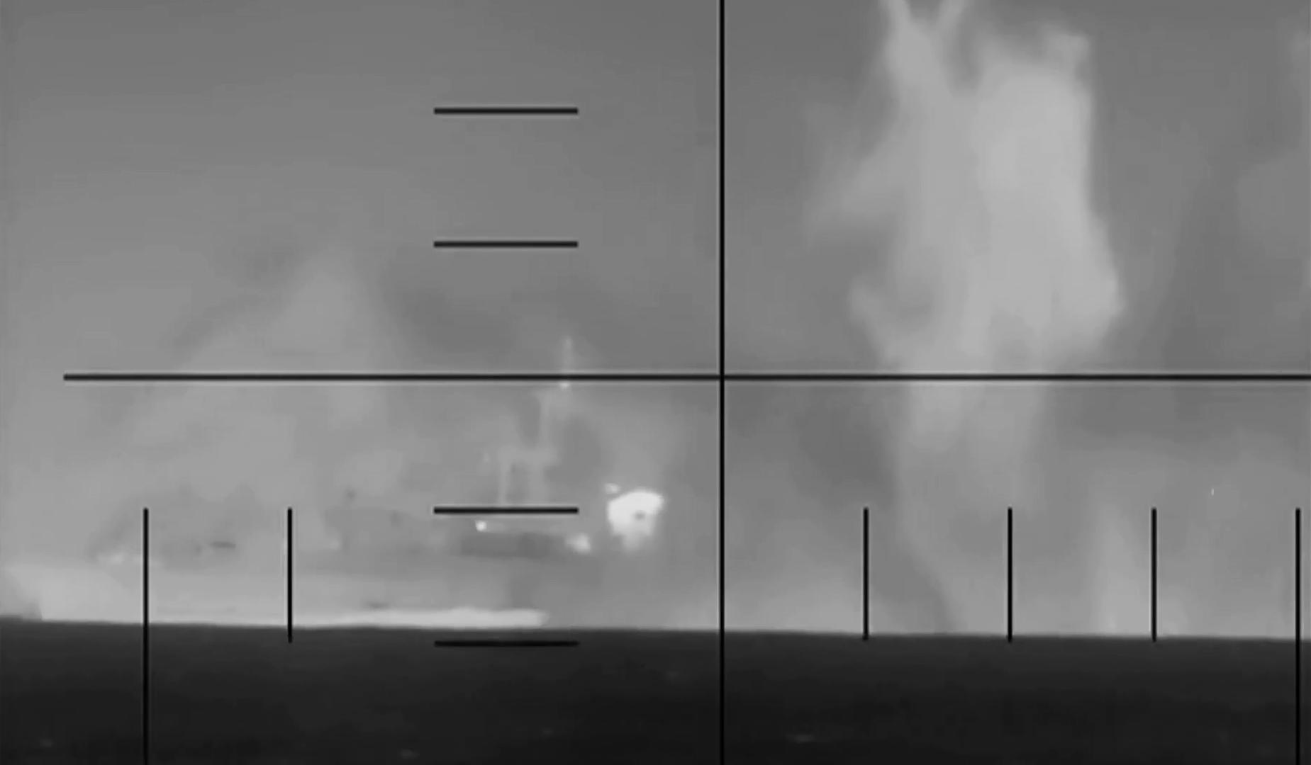 El Departamento de Defensa norteamericano publicó en redes sociales el momento en el que el submarino ataca y hunde la embarcación