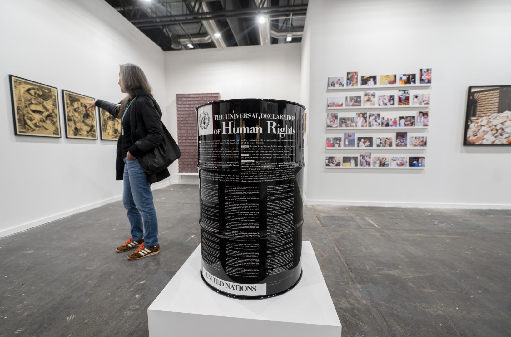 La obra 'Petróleo', de Eugenio Merino, en el stand de la galería ADN