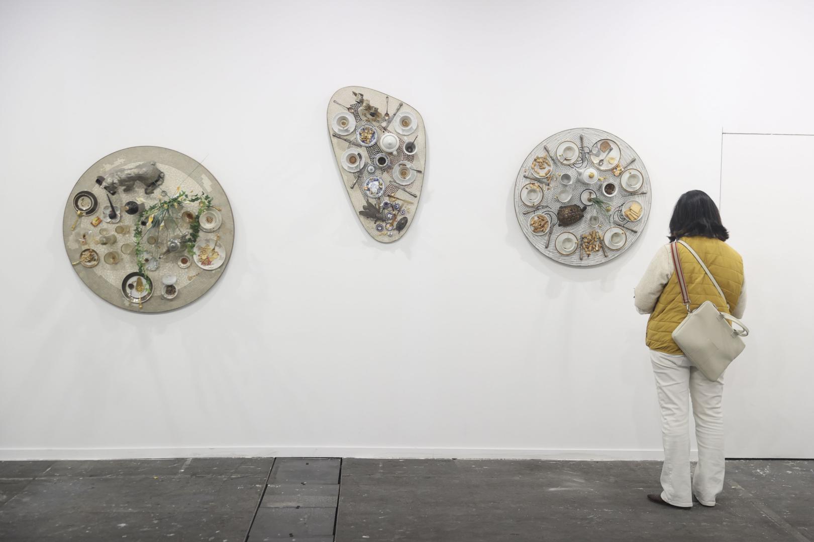 Una mujer observa las obras de Daniel Espoerris, de la Galeria Levit, expuestas en Arco