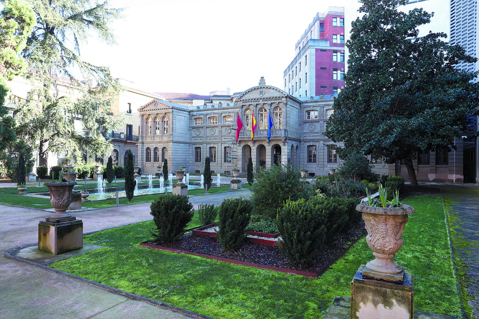 Los jardines de la Diputación y el antiguo Archivo General, ahora utilizado como oficinas