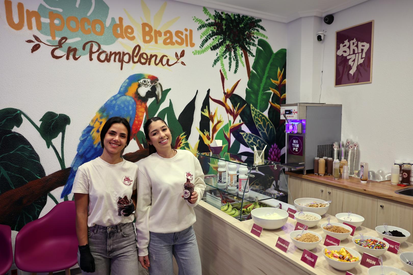 Cristina Gomes, a la izquierda, y Carol Barioni, a la derecha, en el nuevo local inaugurado en la trasera del número 17 de Pío XII, en Pamplona