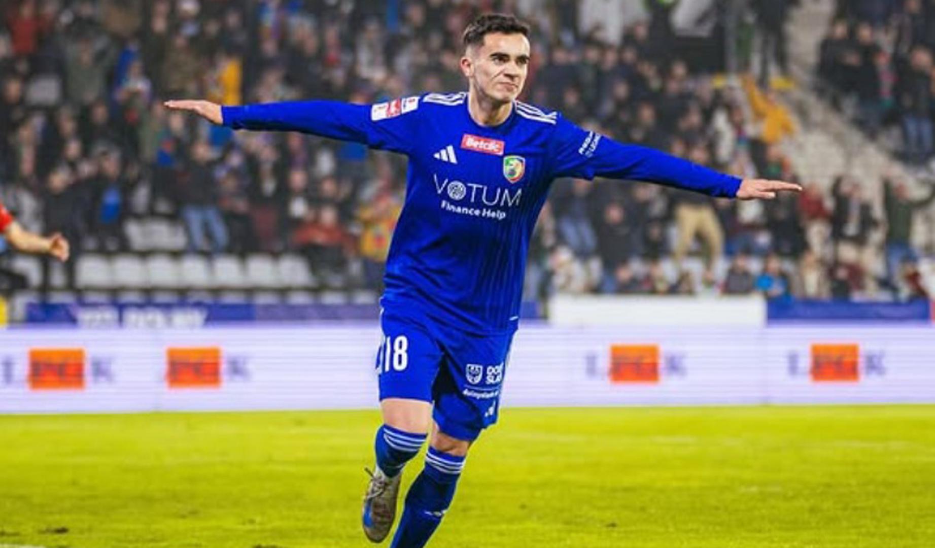 Asier Córdoba con la camiseta del Miedź Legnica