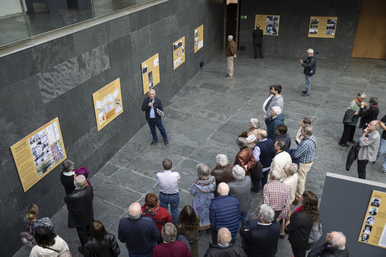 Un centenar de personas asistieron a la inauguración de la exposición, tras la que su autor, Manuel Martorell, ofreció una visita guiada