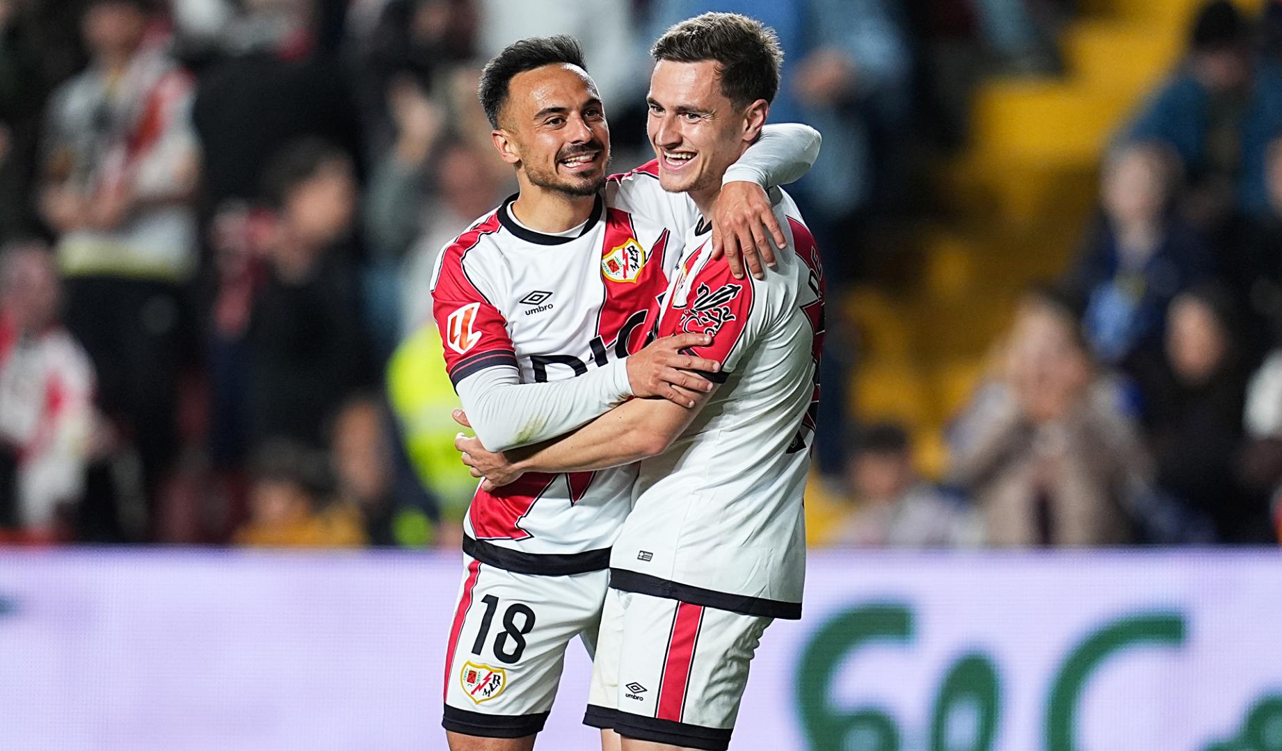 Los goleadores del encuentro, Alvaro Garcia (izda.) y Jorge De Frutos (dcha,) celebran el tanto del primero que colocaba el 3-0 en el luminoos