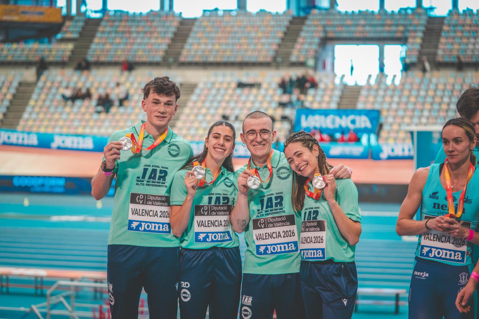 Txemari Berrueta, segundo por la derecha, junto con sus compañeros y la medalla de plata