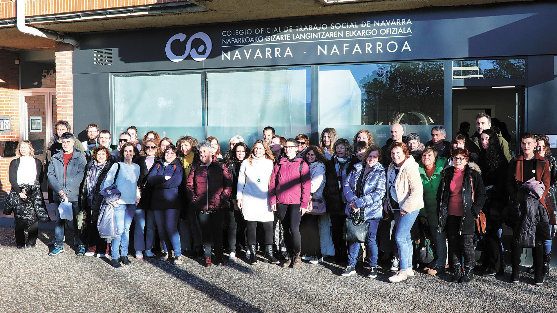 Lectura del comunicado de los trabajadores sociales en enero de 2025 en su Colegio Oficial