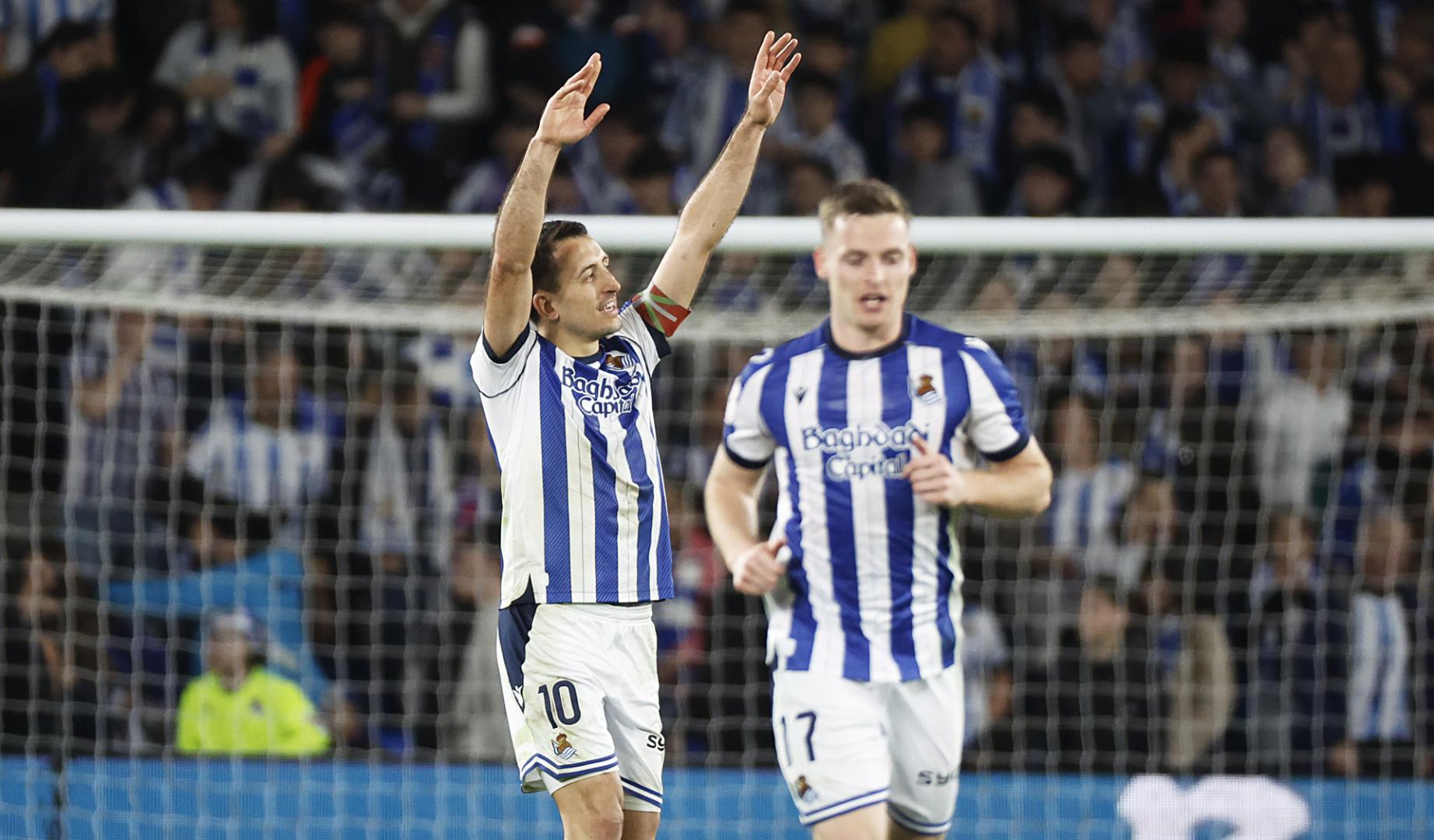 Mikel Oyarzabal dedica su tanto desde los once metros