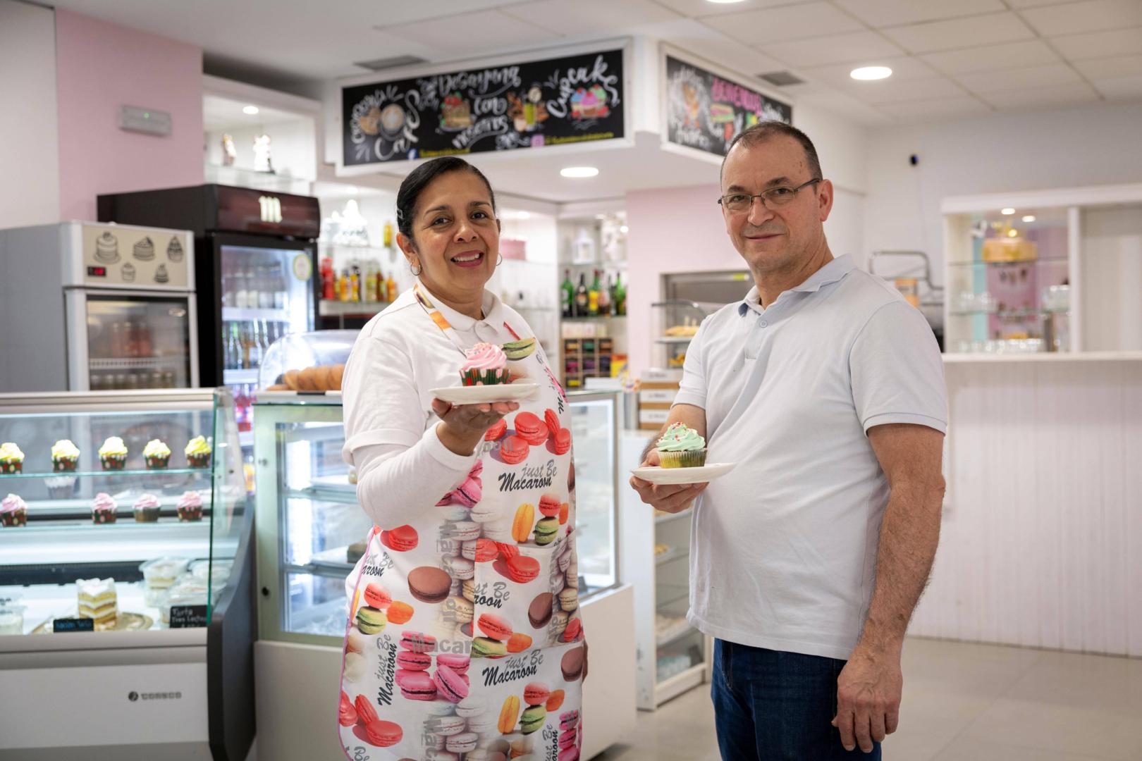 El matrimonio formado por Olga Lucía Vacca Soto y Álvaro Moreno Castaño, en su pastelería Mi Dulce Locura