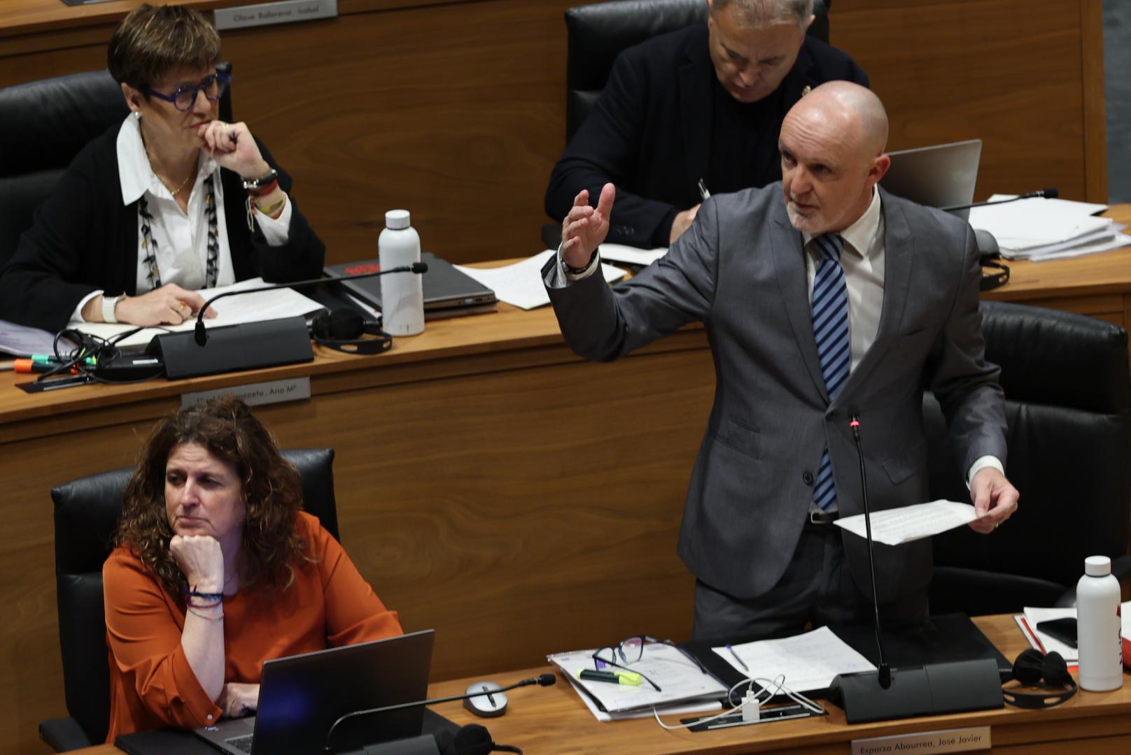 Javier Esparza ha defendido esta mañana el apoyo de su partido a la prohibición del uso del burka y el nicab en espacios públicos.