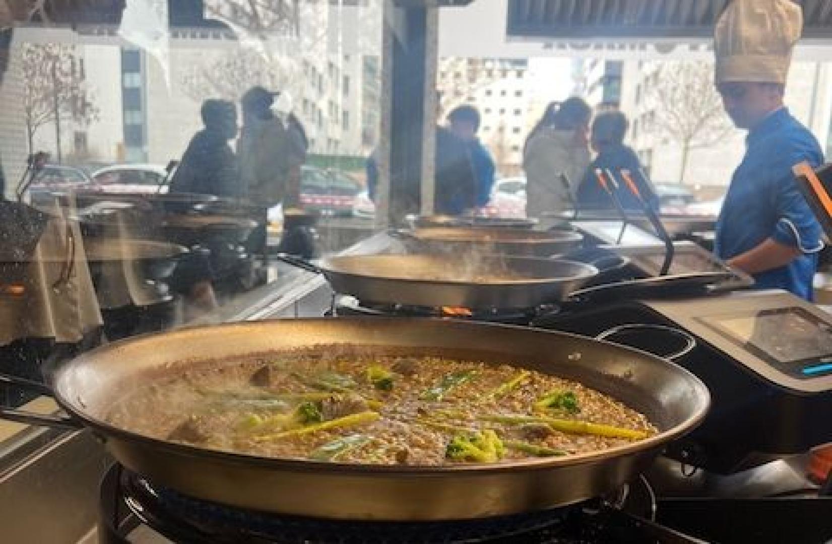 Inauguración del Arroz de la Tomasa, con las paellas a pleno rendimiento, en el barrio de Lezkairu de Pamplona