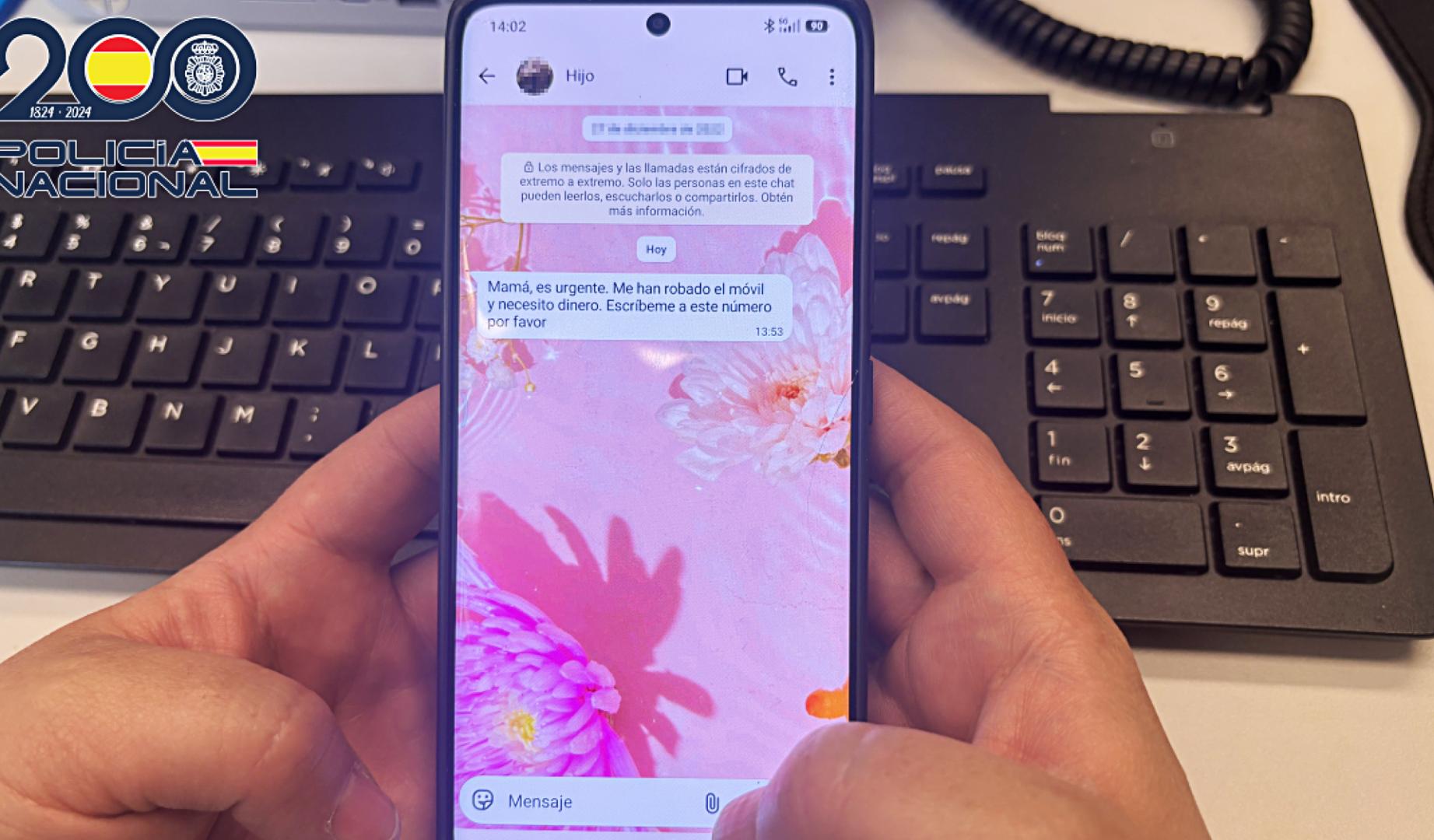 Utilizan la excusa de que su hijo se encuentra en alguna situación de riesgo y que necesita dinero urgentemente. Los padres, asustados, realizan sin dudarlo, una transferencia bancaria
