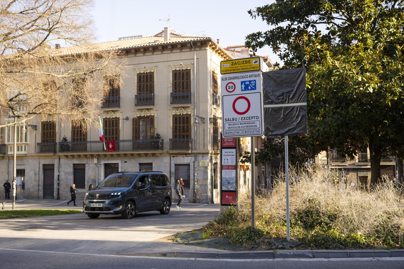 Un vehículo sale de la calle San Antón, de una de las zonas de paso restringidas