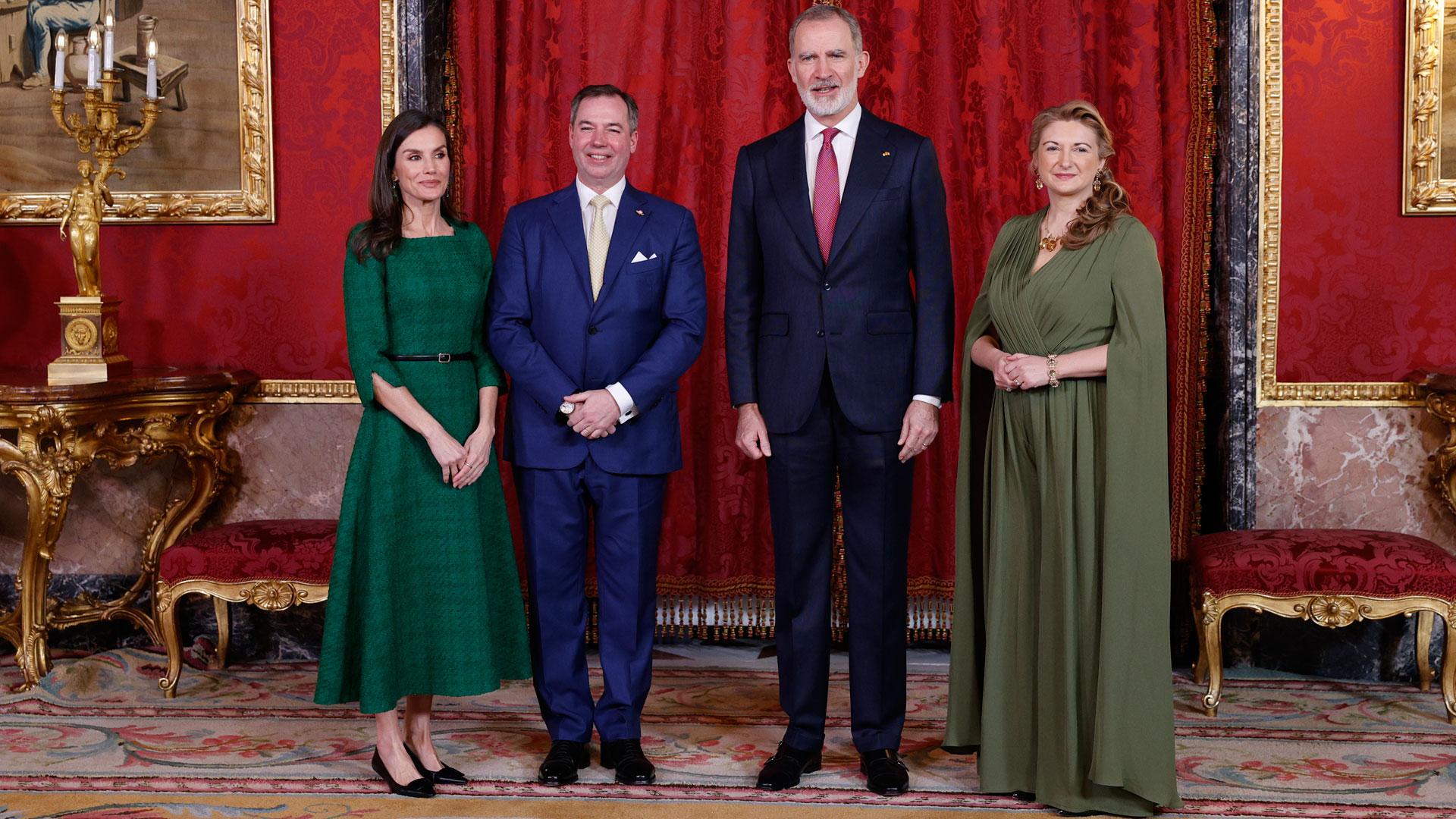 Los reyes, Felipe y Letizia, y los grandes duques de Luxemburgo Guillermo V y Stéphanie Marie, posan antes del almuerzo celebrado en el Palacio Real con la participación del Gobierno y las principales autoridades institucionales