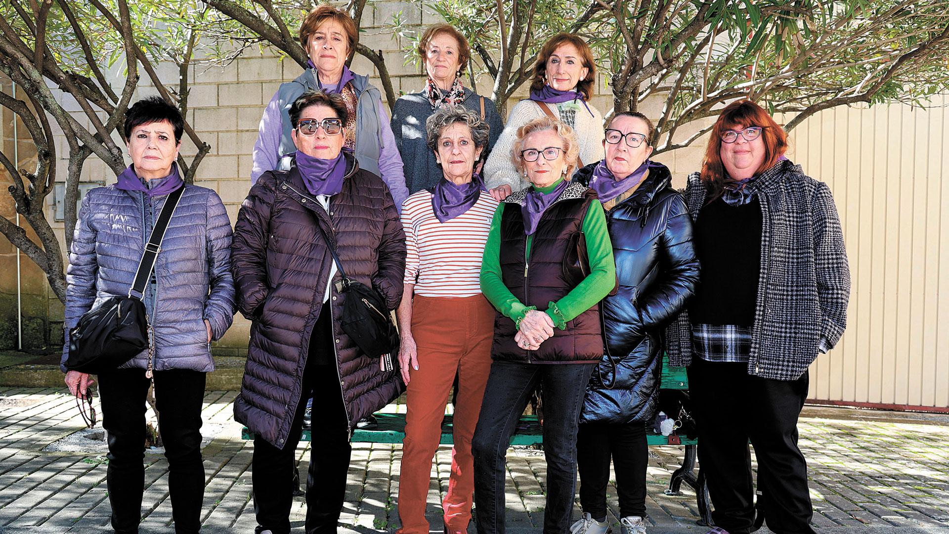 En la fila superior aparecen Mª Pilar Espín, Piedad Magallón y Angelina Lecumberri. Abajo, desde la izda., Lourdes Lecumberri, Marisa Sanargimiro, Dolore Zapata, Conchi Sanargimiro, Cristina Vallés y Silvia Sarachaga
