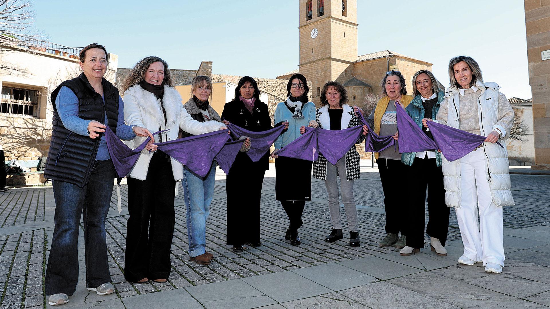 Arancha Murillo, Patricia Lanas, Gloria Cano, Rosa Paula Esther Rebolé, Alicia Cumba, Maribi Goñi, Bego Gabari y Estefanía Urrutia forman parte de la junta de la asociación