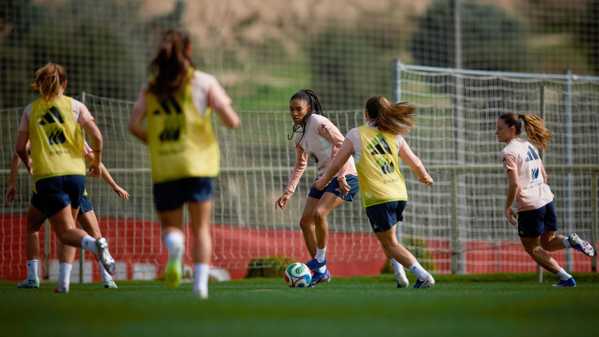 La delantera de la selección española de fútbol Salma Paralluelo durante el entrenamiento de este miércoles, en Las Rozas.