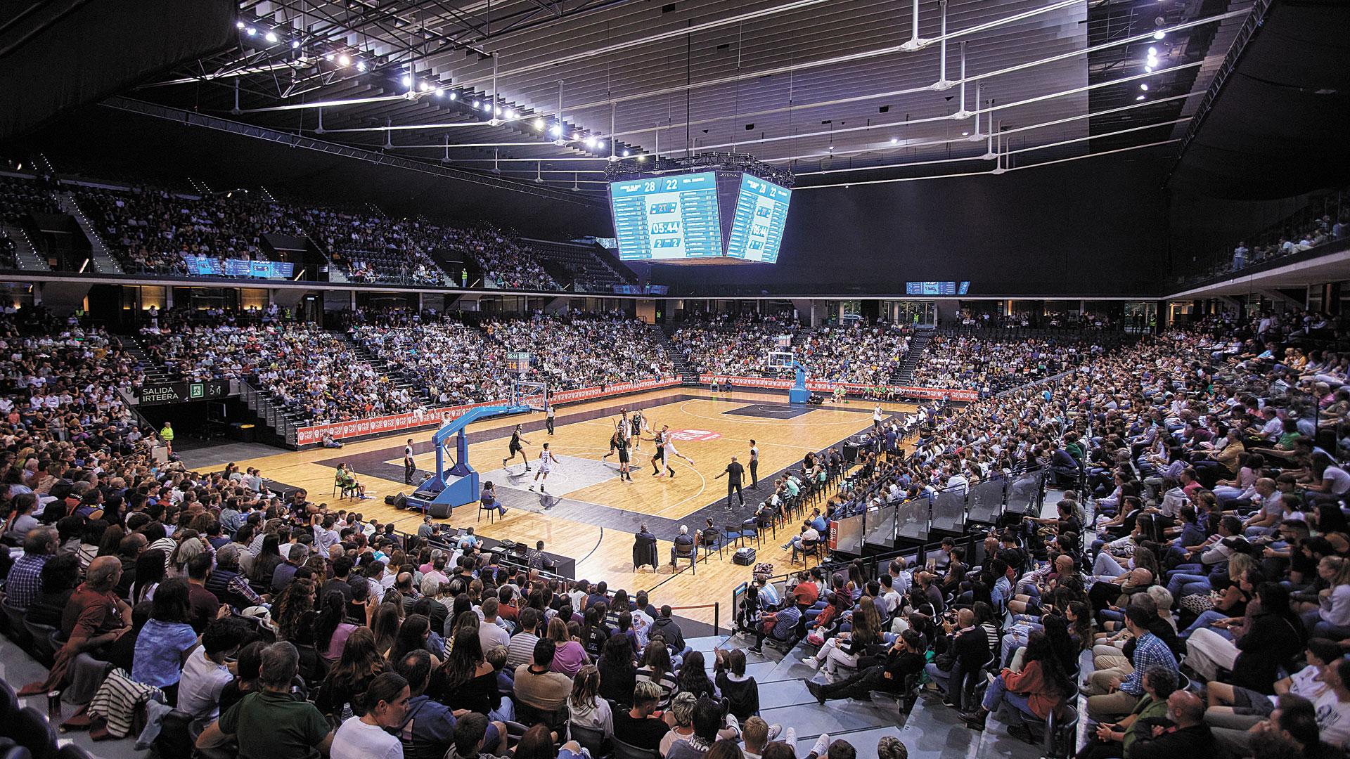 Las gradas del Navarra Arena llenas en el partido entre el Real Madrid y Surne Bilbao en 2023