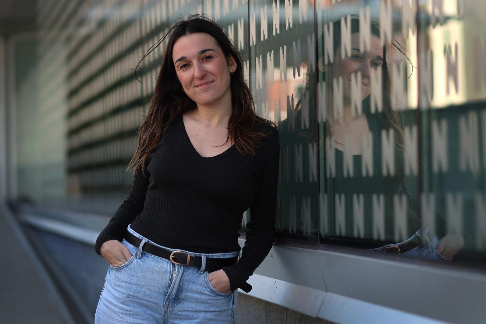 Profesora de Periodismo en la Universidad de Navarra, ha sido coautora en otros libros y 'Antes de los treinta' es su primera novela