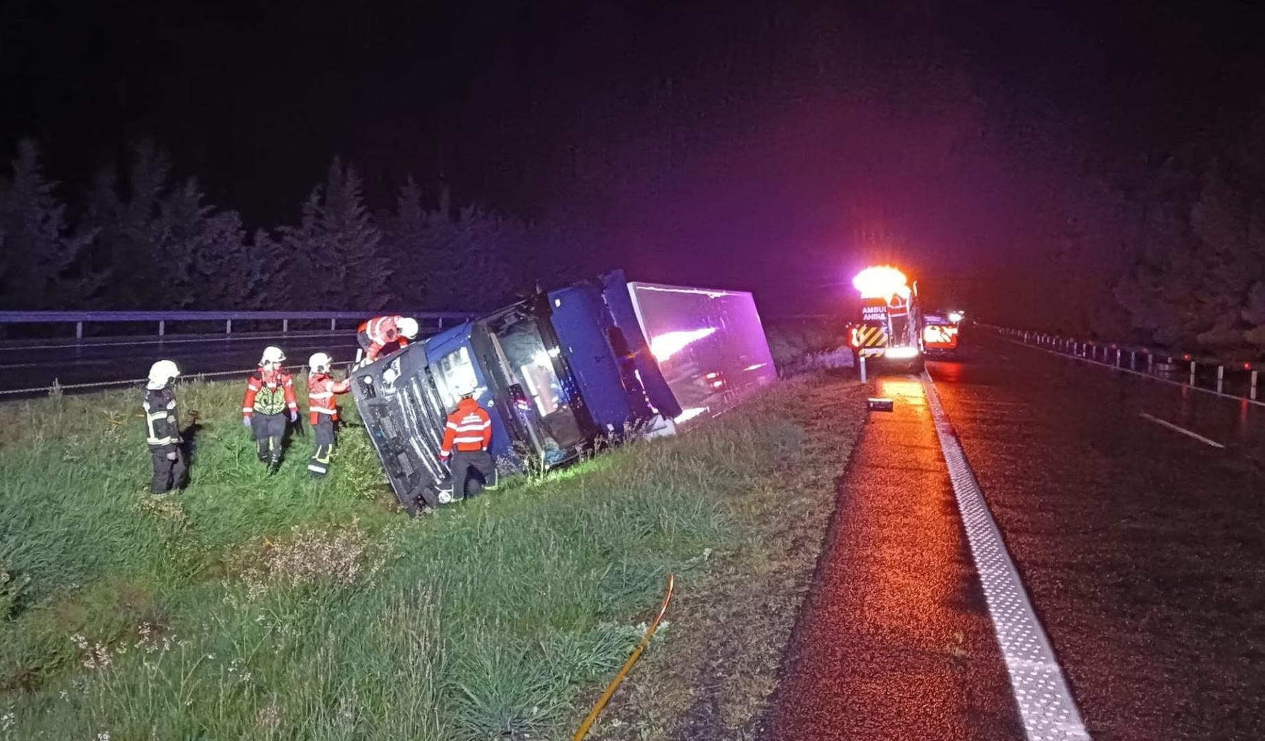 Los servicios de emergencia, junto al camión accidentado en Cadreita