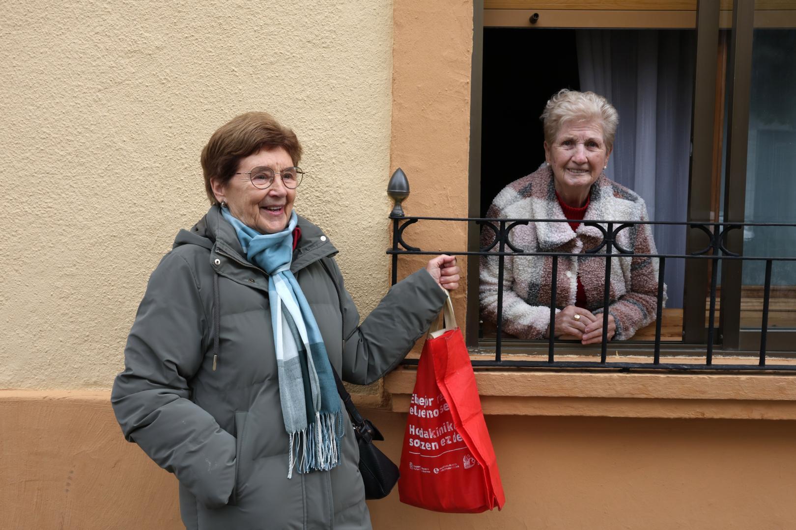 María Unzúe (86 años) y Paquita Vegas (81), en Olite.