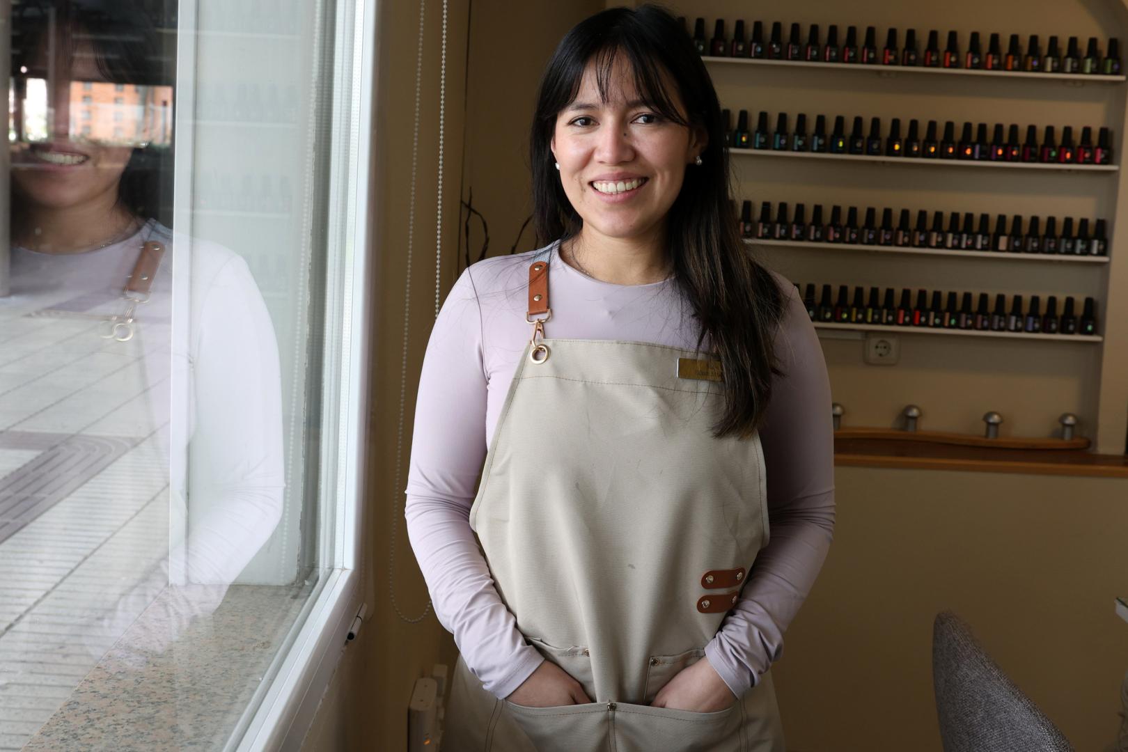 Mayi Ribera, de 28 años, propietaria de un centro de manicura en el barrio pamplonés de Iturrama.