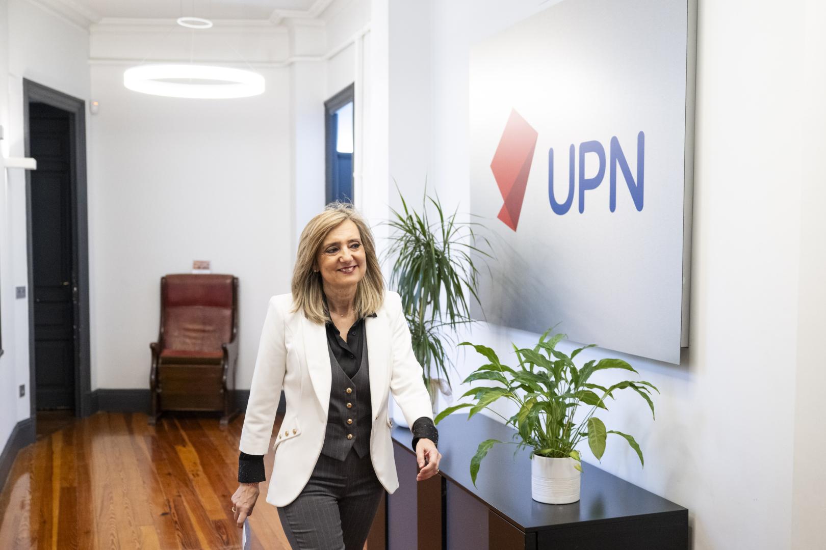 La presidenta de UPN, Cristina Ibarrola, se dirige a la rueda de prensa que ha ofrecido este viernes en la sede de su partido