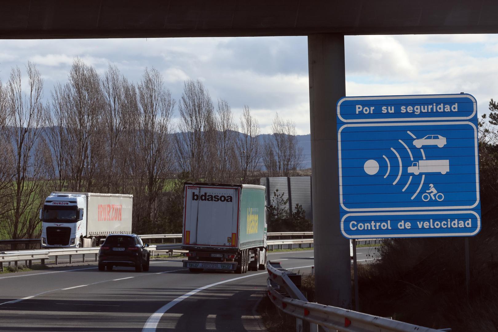 Cartel de advertencia en el tramo de Noáin a Berriozar de la A-15