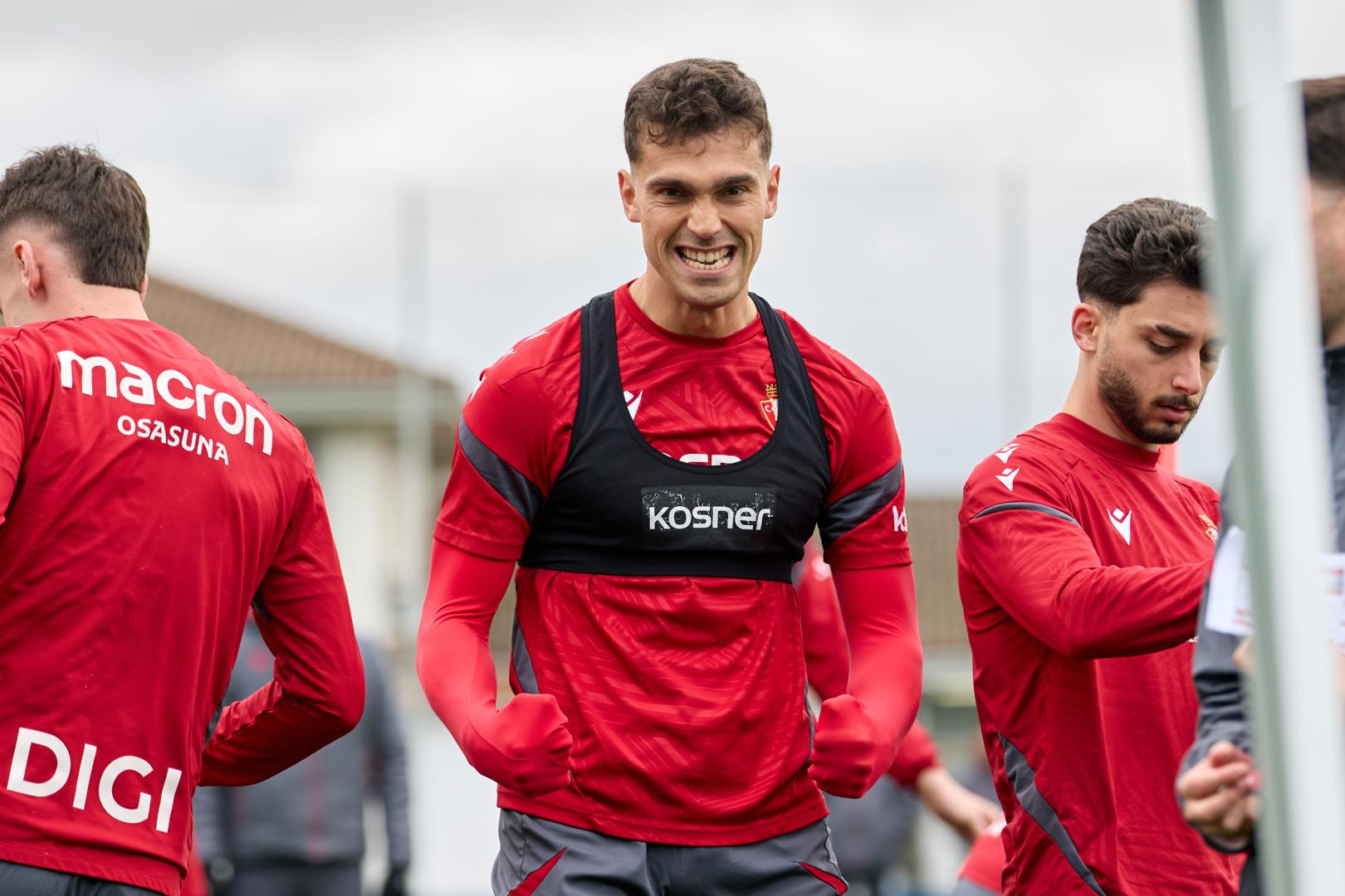 Gesto expresivo de Lucas Torró en un momento del entrenamiento de este viernes en Tajonar.