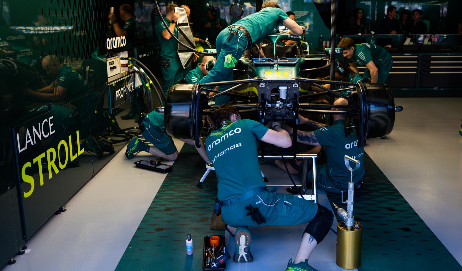 Mecánico de Aston Martin F1 Team Honda AMR26