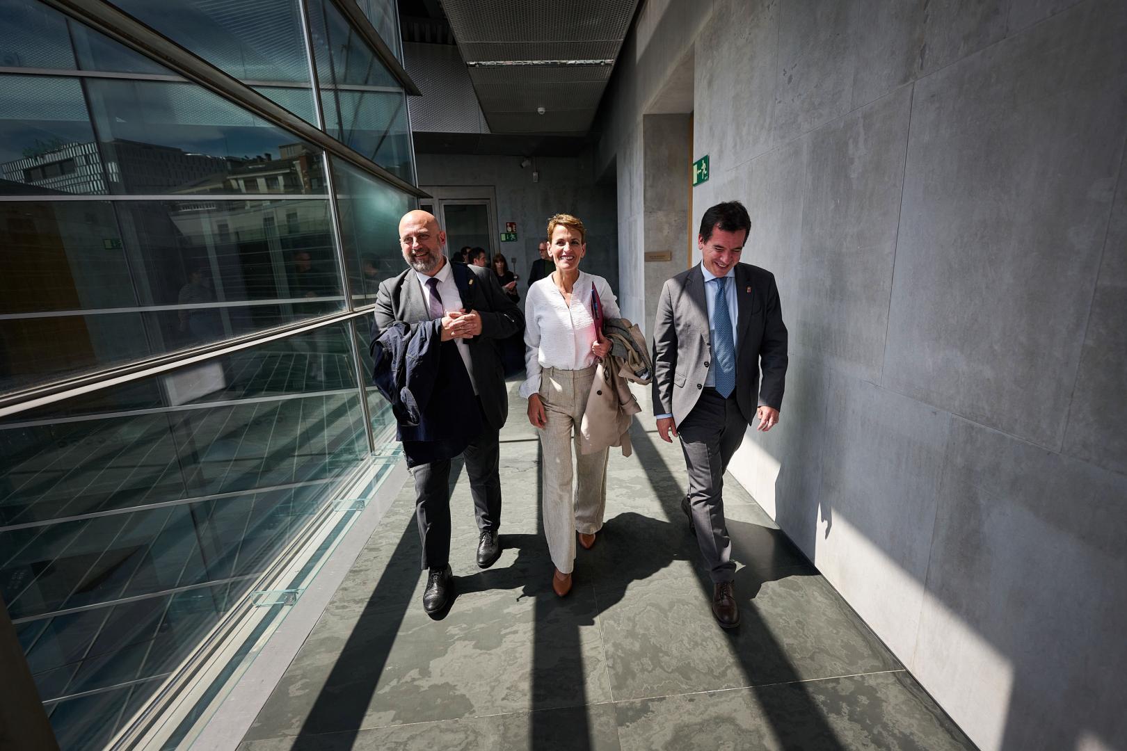 La presidenta María Chivite, en el Parlamento foral junto a los consejeros José Luis Arasti y Mikel Irujo