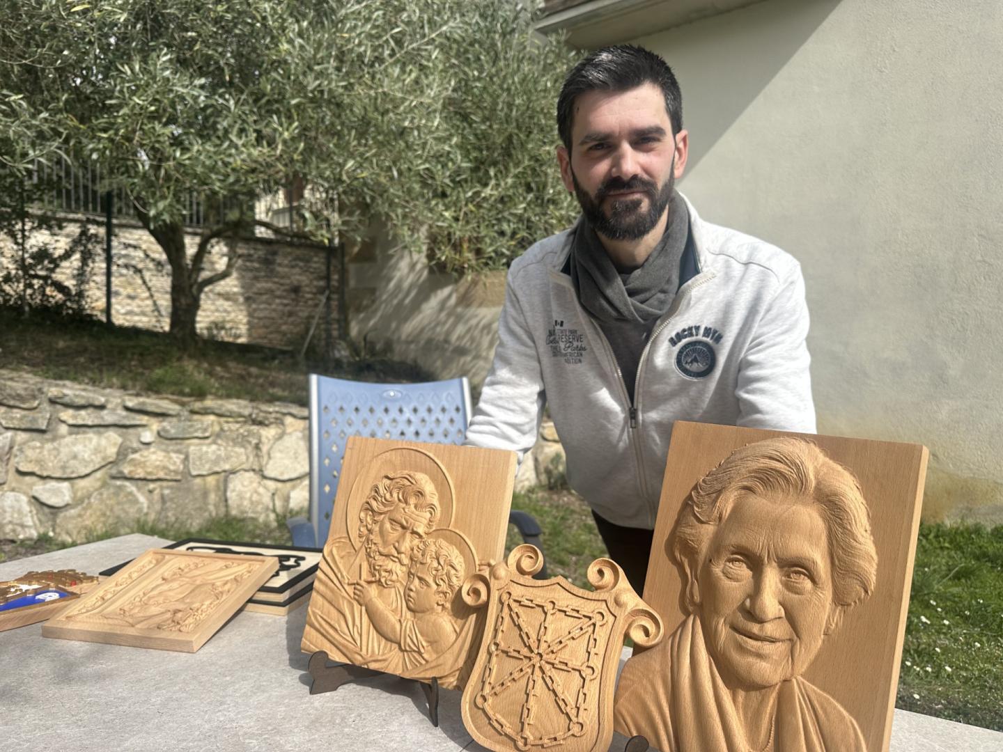 Llorenc Brustenga Vila, en su domicilio de Arizaleta con una muestra de sus trabajos.