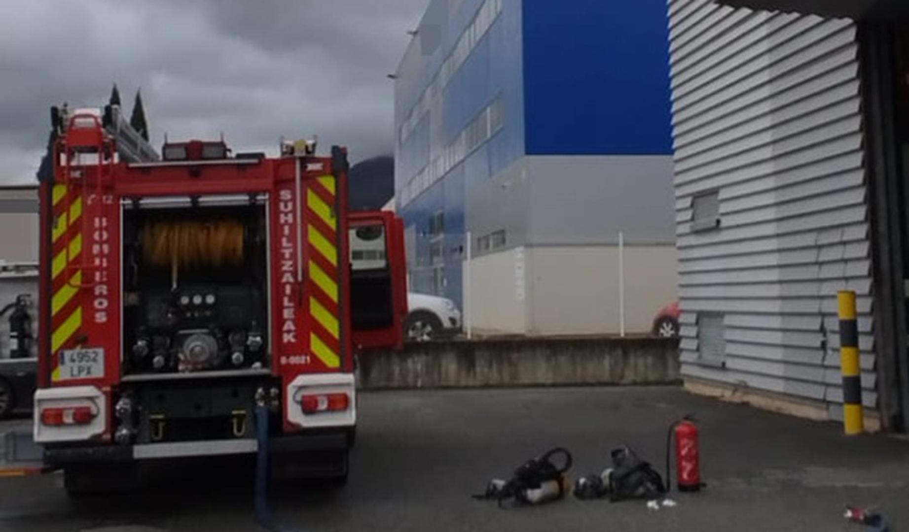 Herido un trabajador de 42 años en un incendio en una cabina de pintura en el polígono Comarca II de Galar