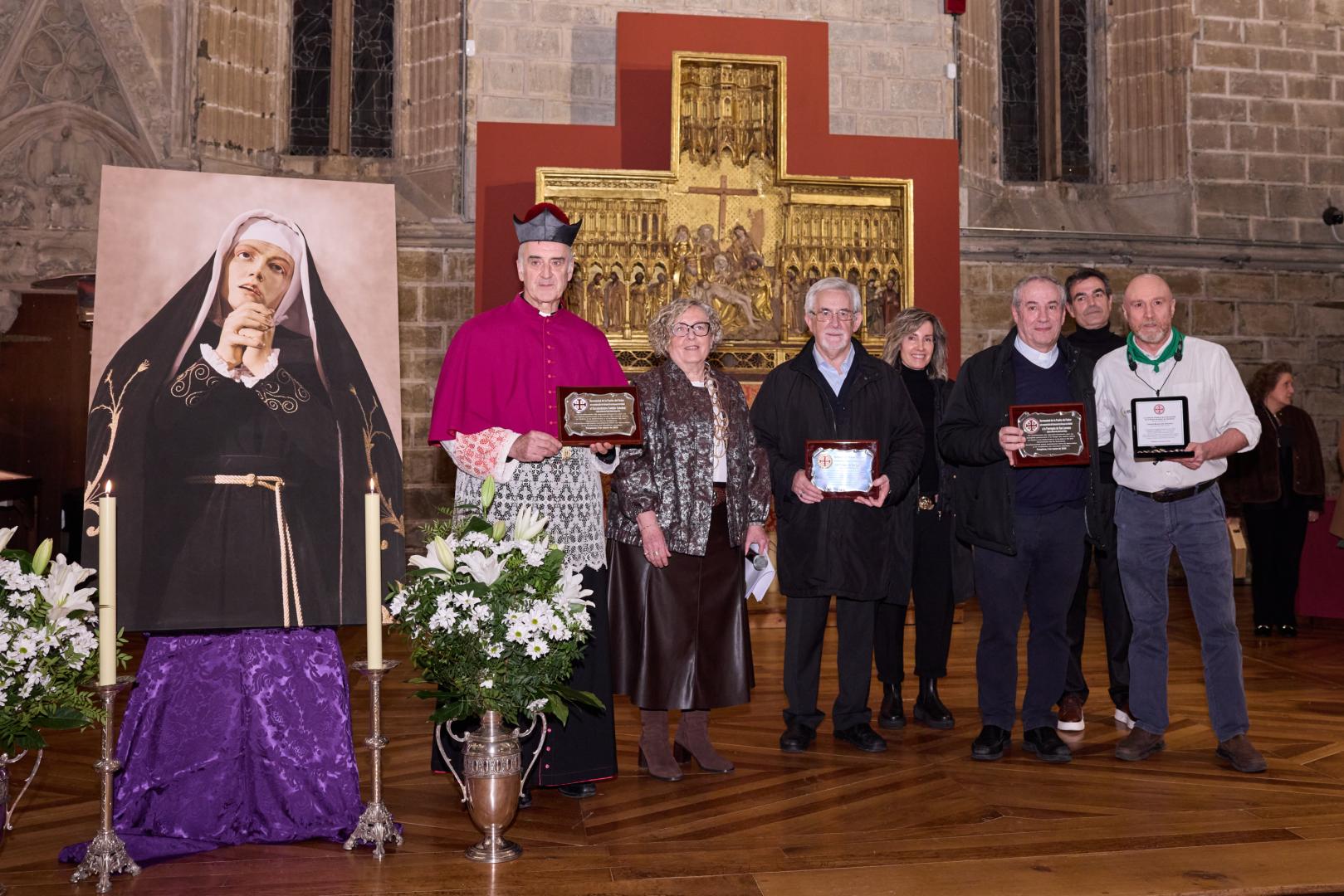 Entrega de placas durante el acto de las Hermanas de la Soledad en el refectorio de la Catedral