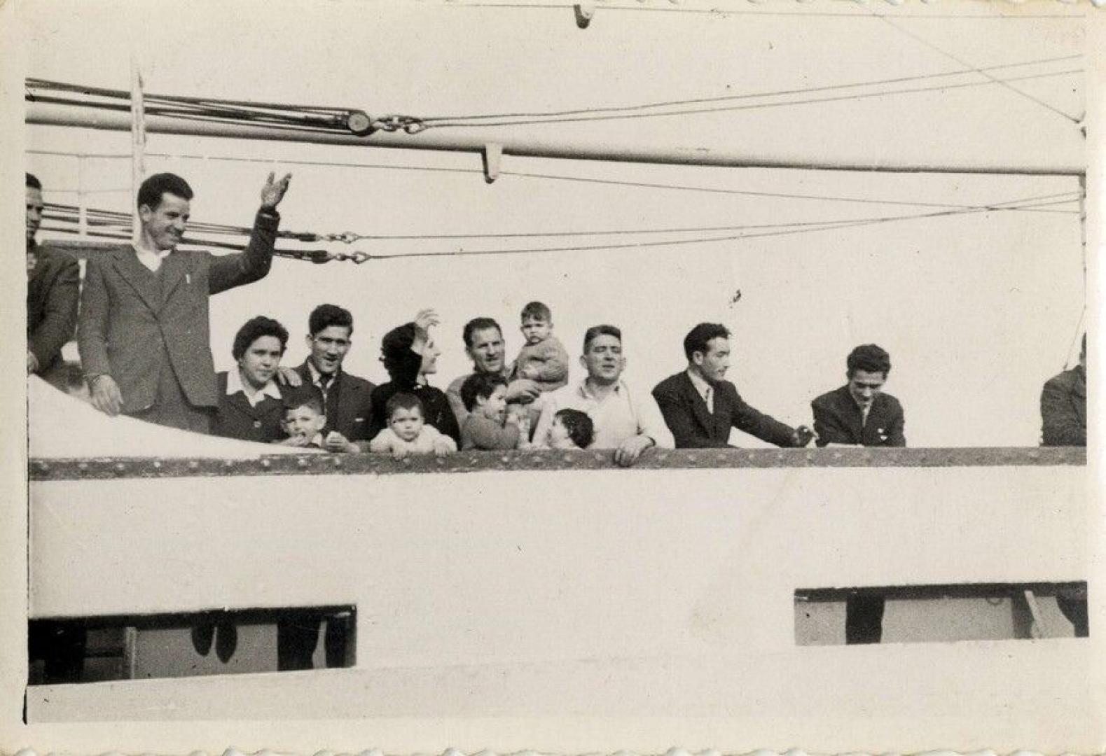 Familiares de los Íñigo y Clori Moreno despidiéndose en el barco Monte Udala al emprender viaje