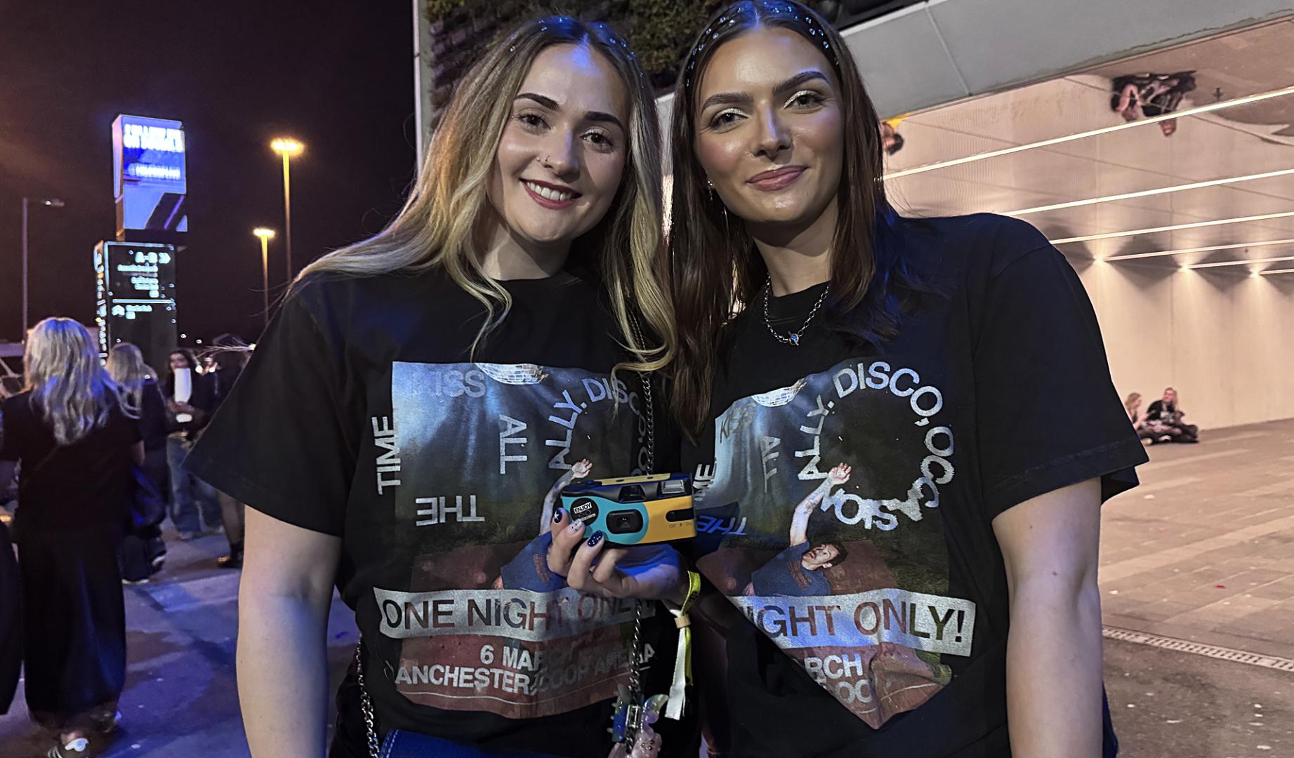 Dos aficionadas del cantante posan al final del concierto de Harry Styles en el Co-Op Live de Mánchester