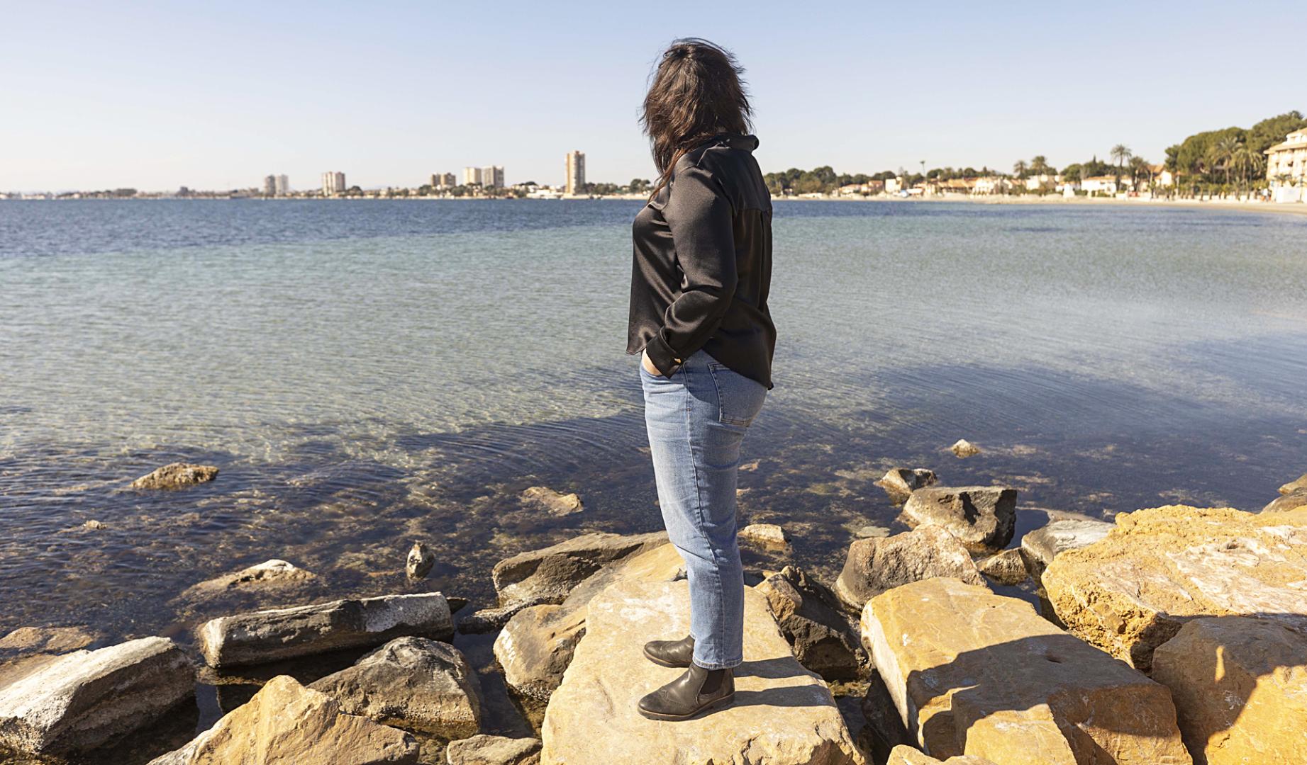 Clara Robe observa el Mar Menor