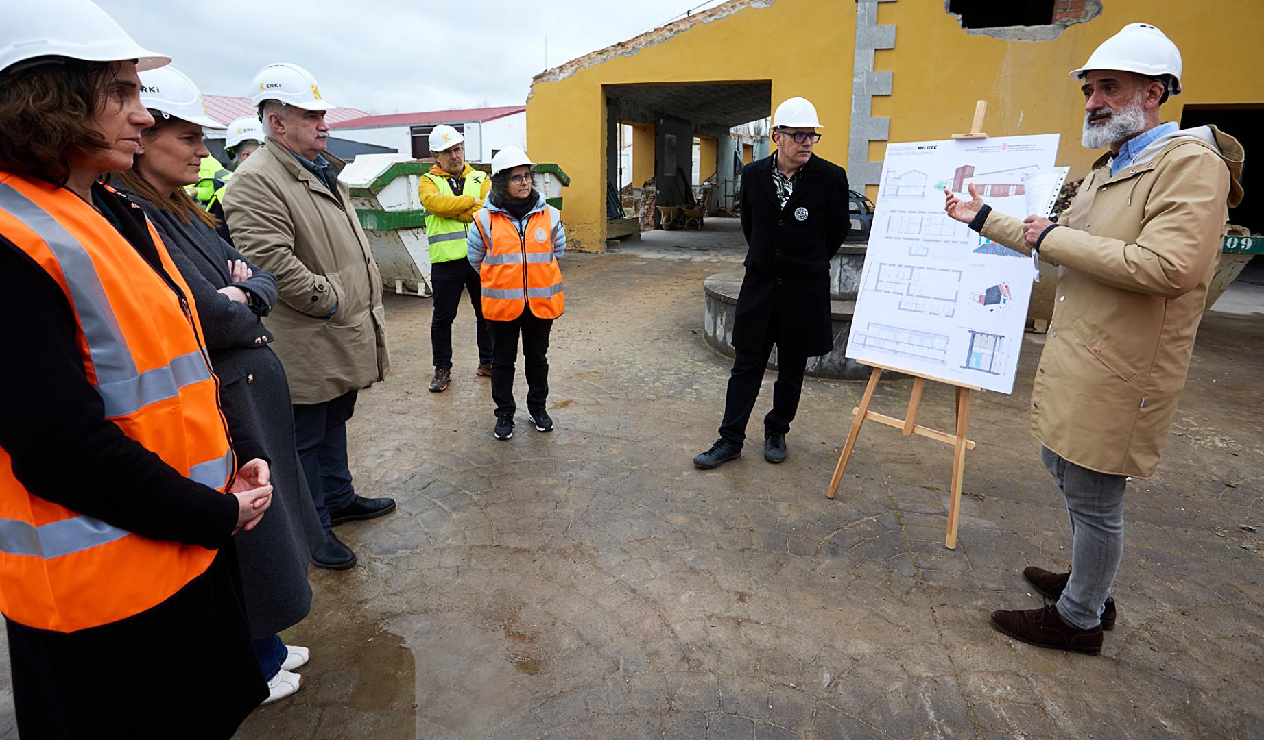 Los técnicos explican a las autoridades las obra de rehabilitación durante la visita oficial