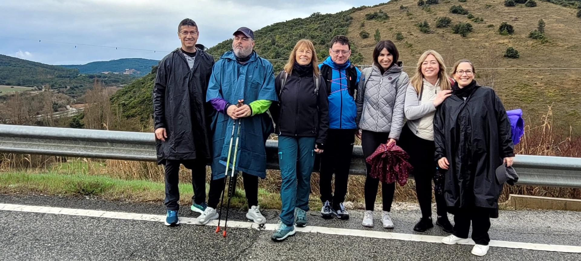 Los amigos, rodeados de los suyos, en un momento del camino