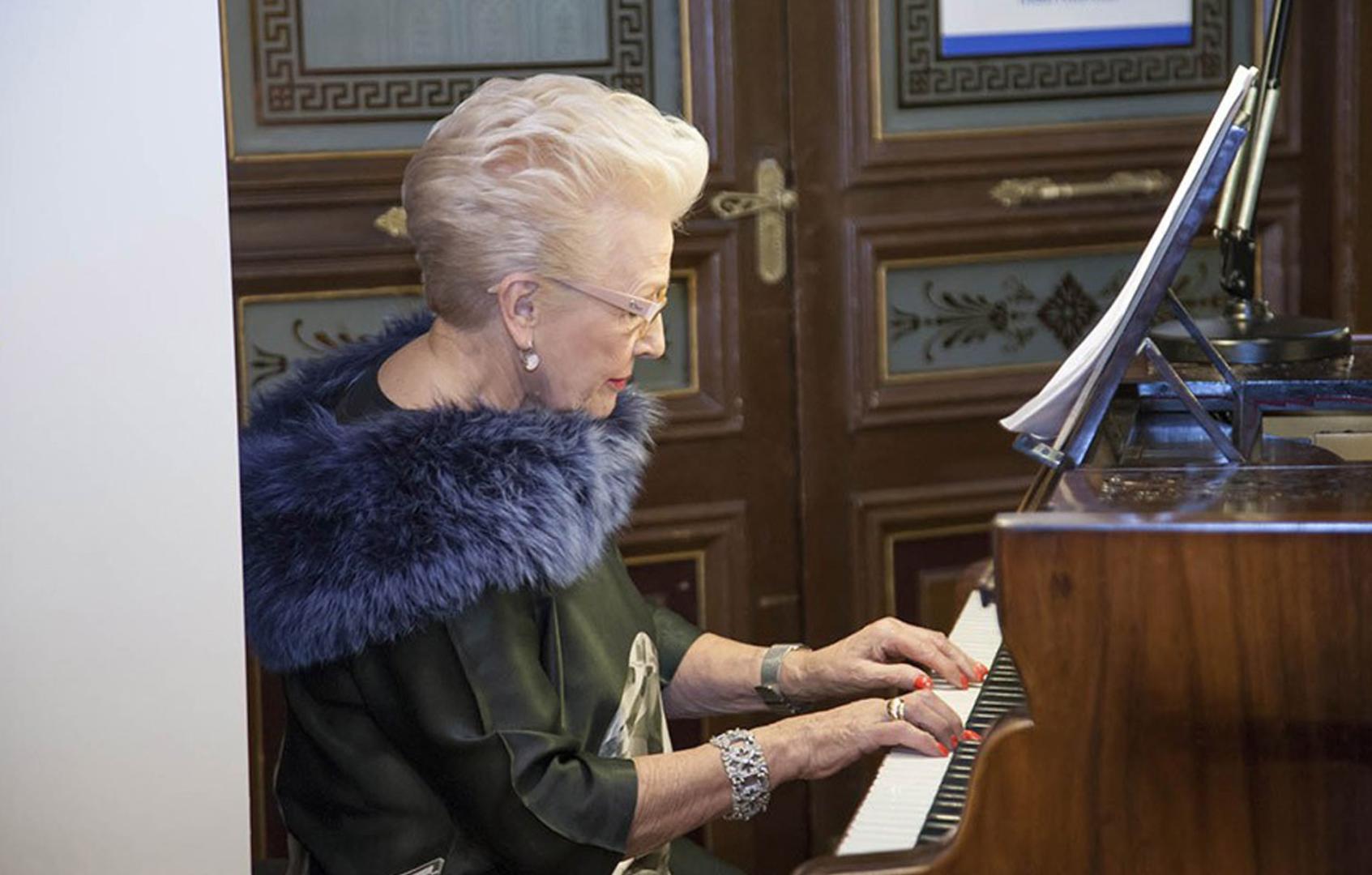 Imagen de la fallecida Atxen Jiménez, tocando el piano en el Nuevo Casino