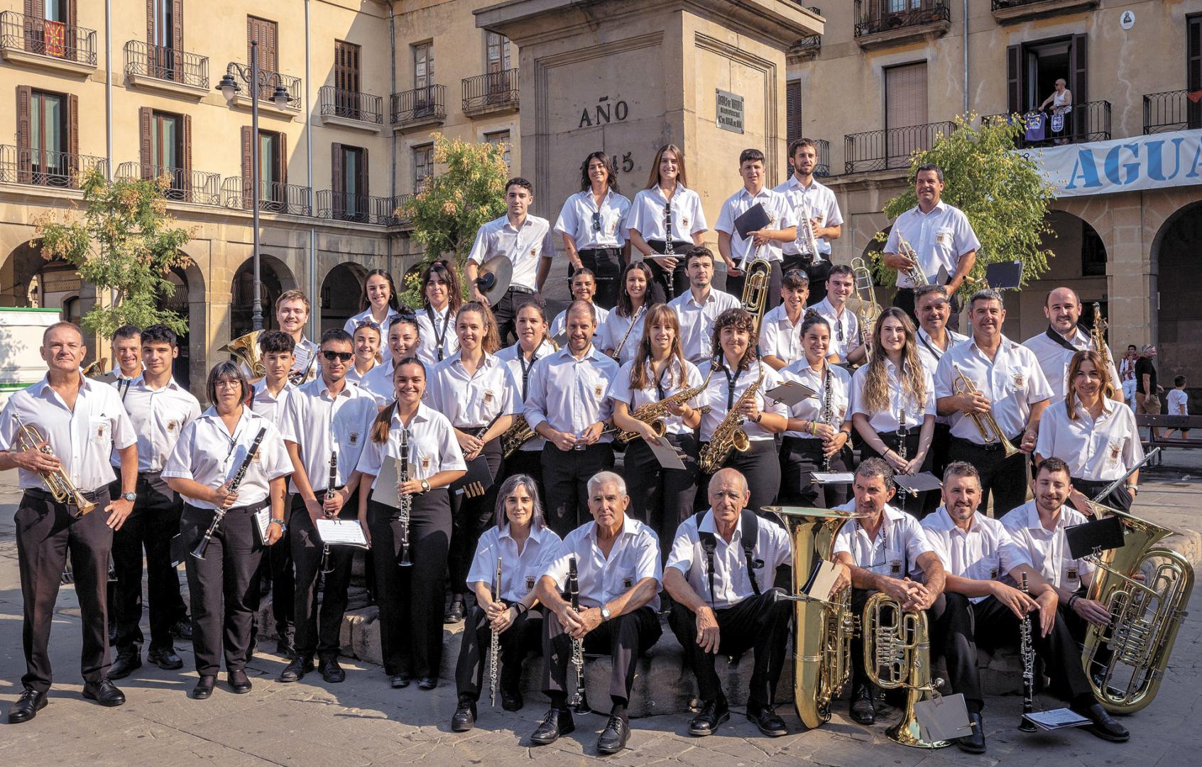 Gran parte de los componentes actuales de la banda durante las pasadas fiestas patronales de Tafalla