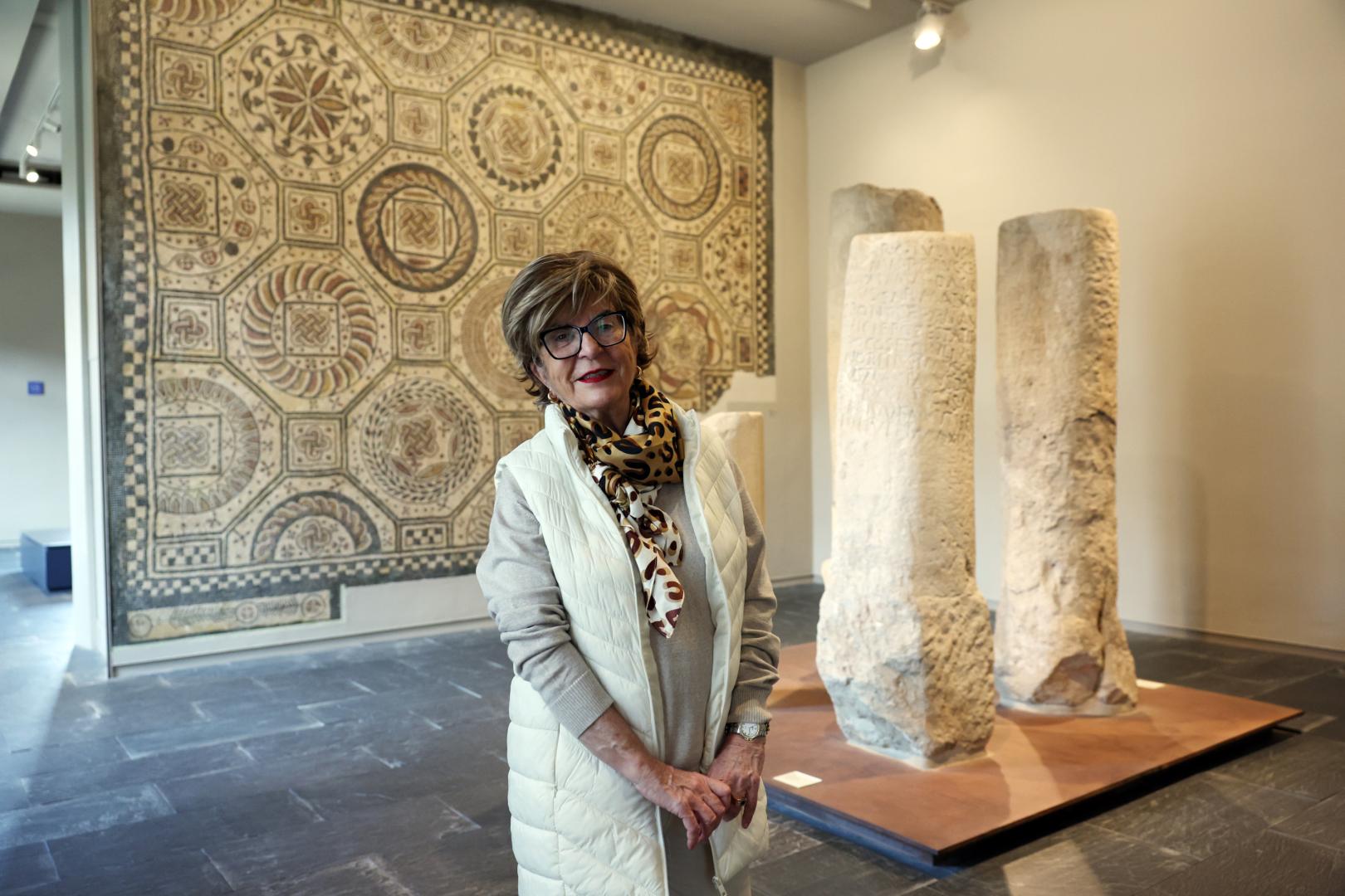 Carmen Jusué, en una de las salas del Museo de Navarra dedicadas a la historia de Navarra en época romana.