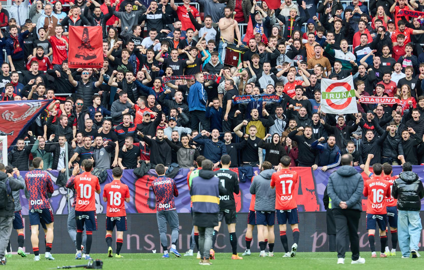 La plantilla estuvo en el fondo de Graderío Sur un rato después del partido