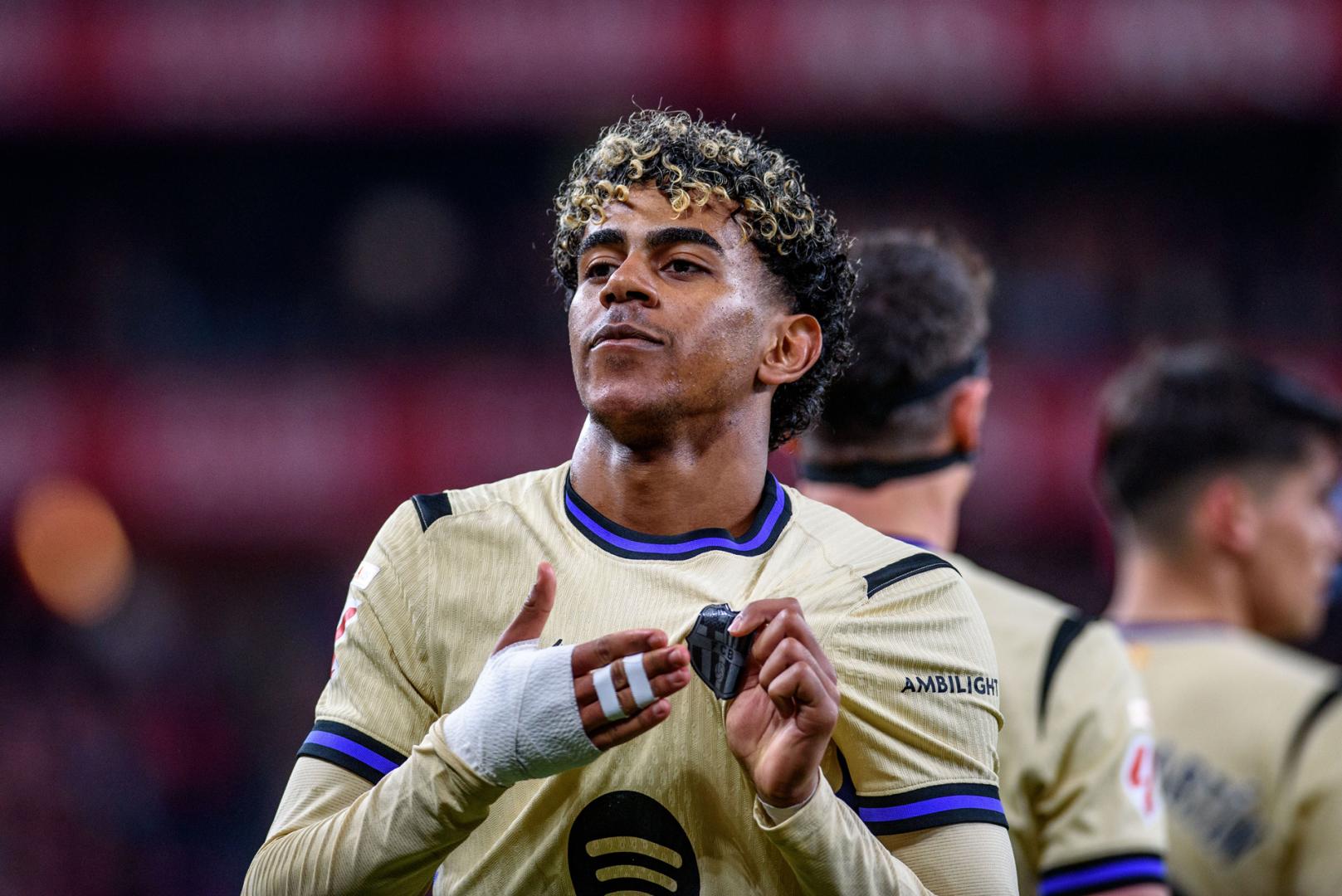 Lamine se señala el escudo tras anotar el gol de la victoria del Barcelona en San Mamés