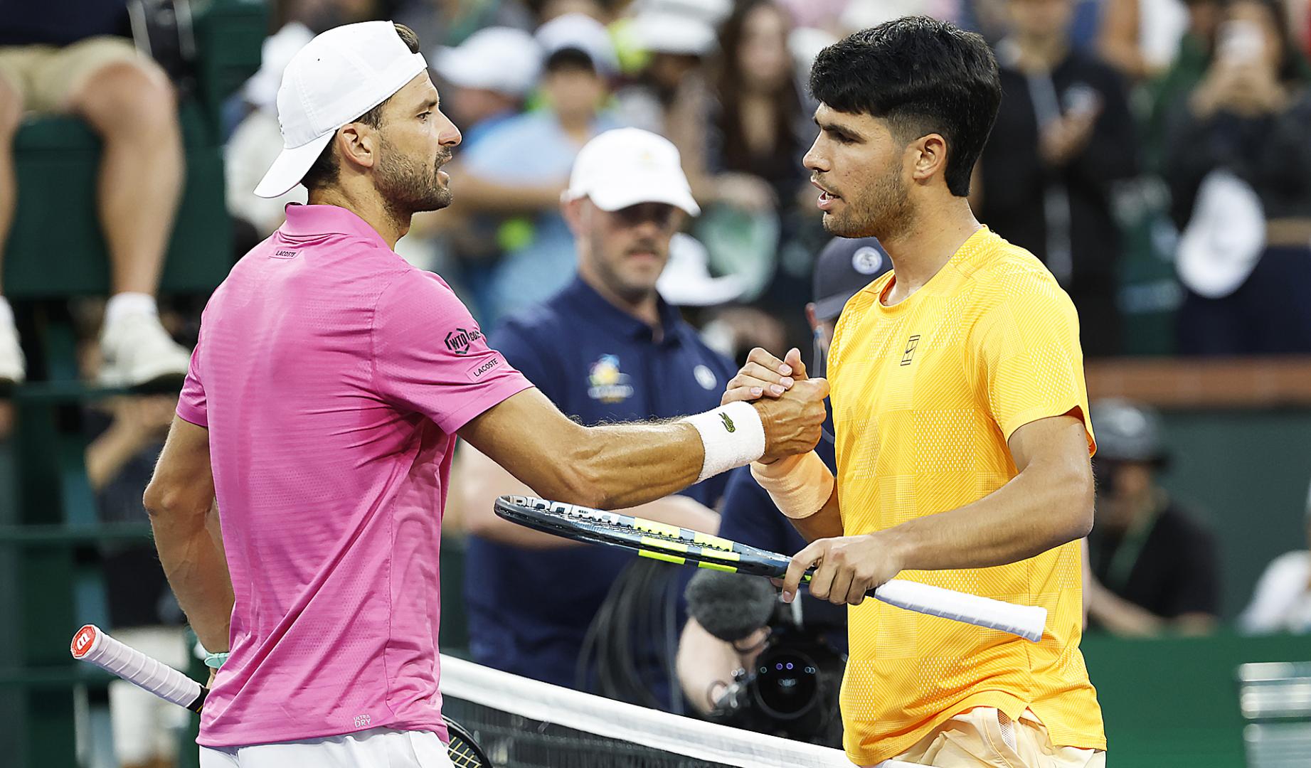 Carlos Alcaraz saluda al búlgaro Grigor Dimitrov of Bulgaria (L) at the net after Alcaraz defeated Dimitrov during the men’s singles match on day tras vencer en su debut en Indian Wells