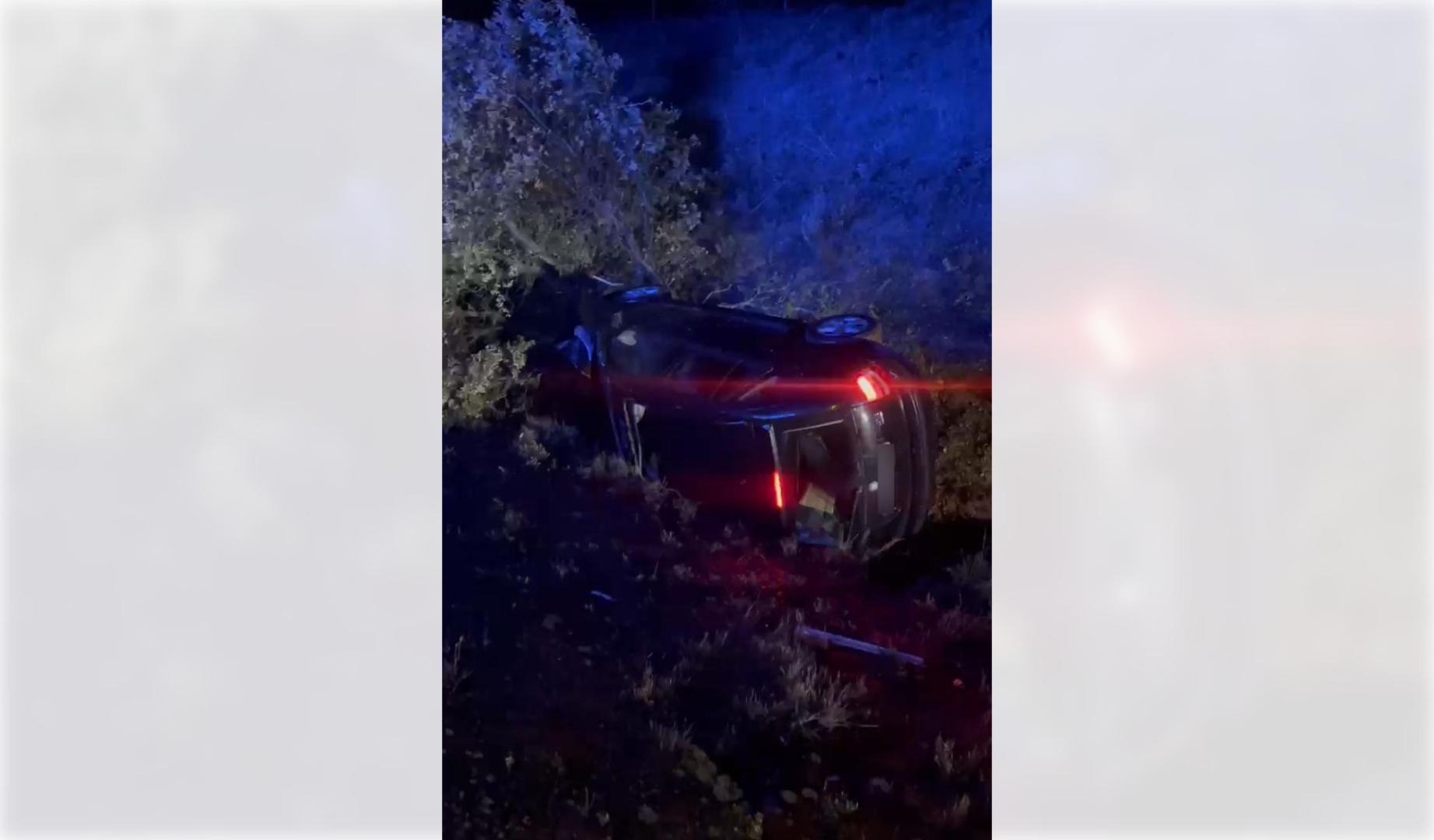 El automóvil accidentado tras salirse de la calzada y volcar