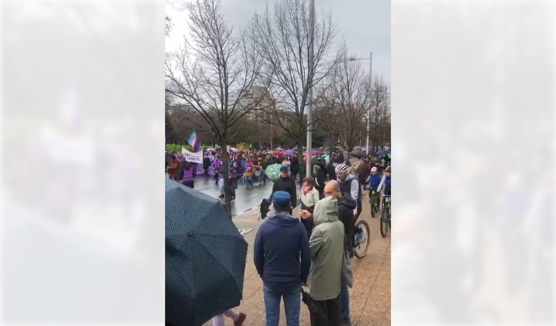La cabecera partió a las 12.00 en punto desde Antoniutti bajo el lema 'Beste mundo bat feminismotik’, un llamamiento a construir ‘Otro mundo desde el feminismo'