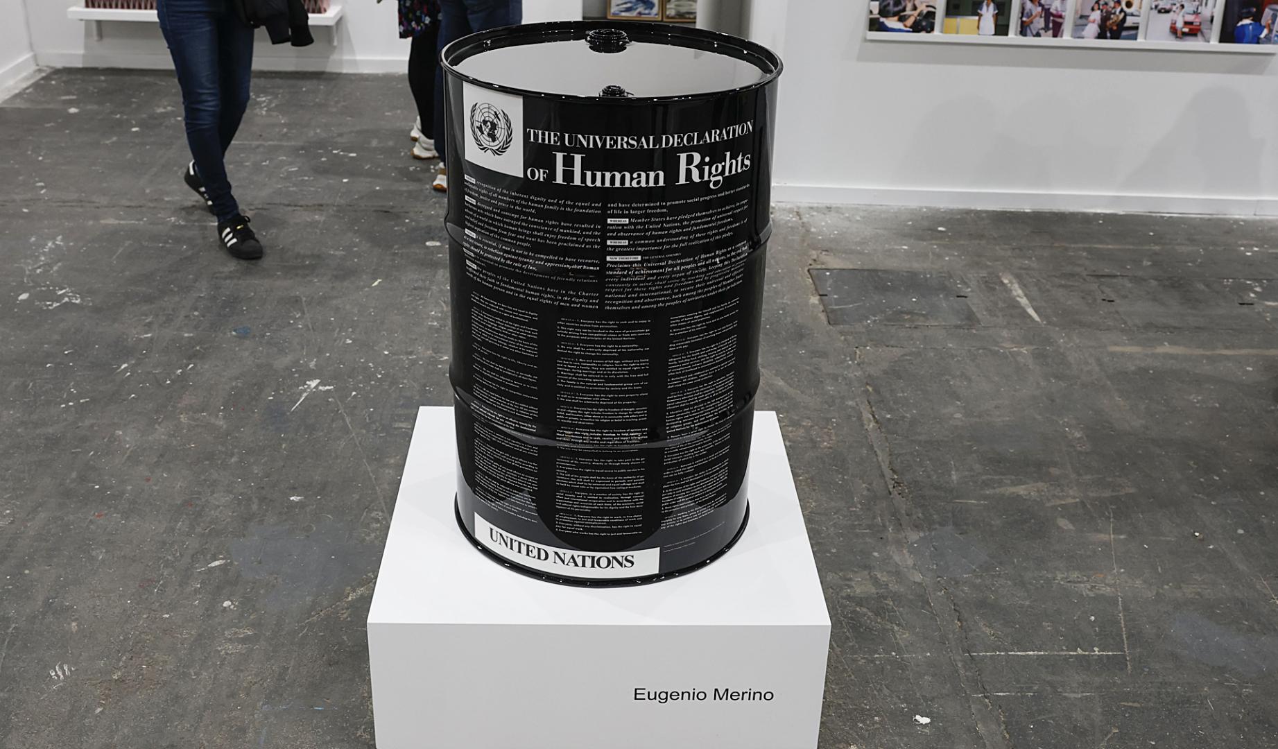 Obra "Barril de derechos humanos", de Eugenio Merino, en la Feria Internacional de Arte Contemporáneo ARCO 2026.